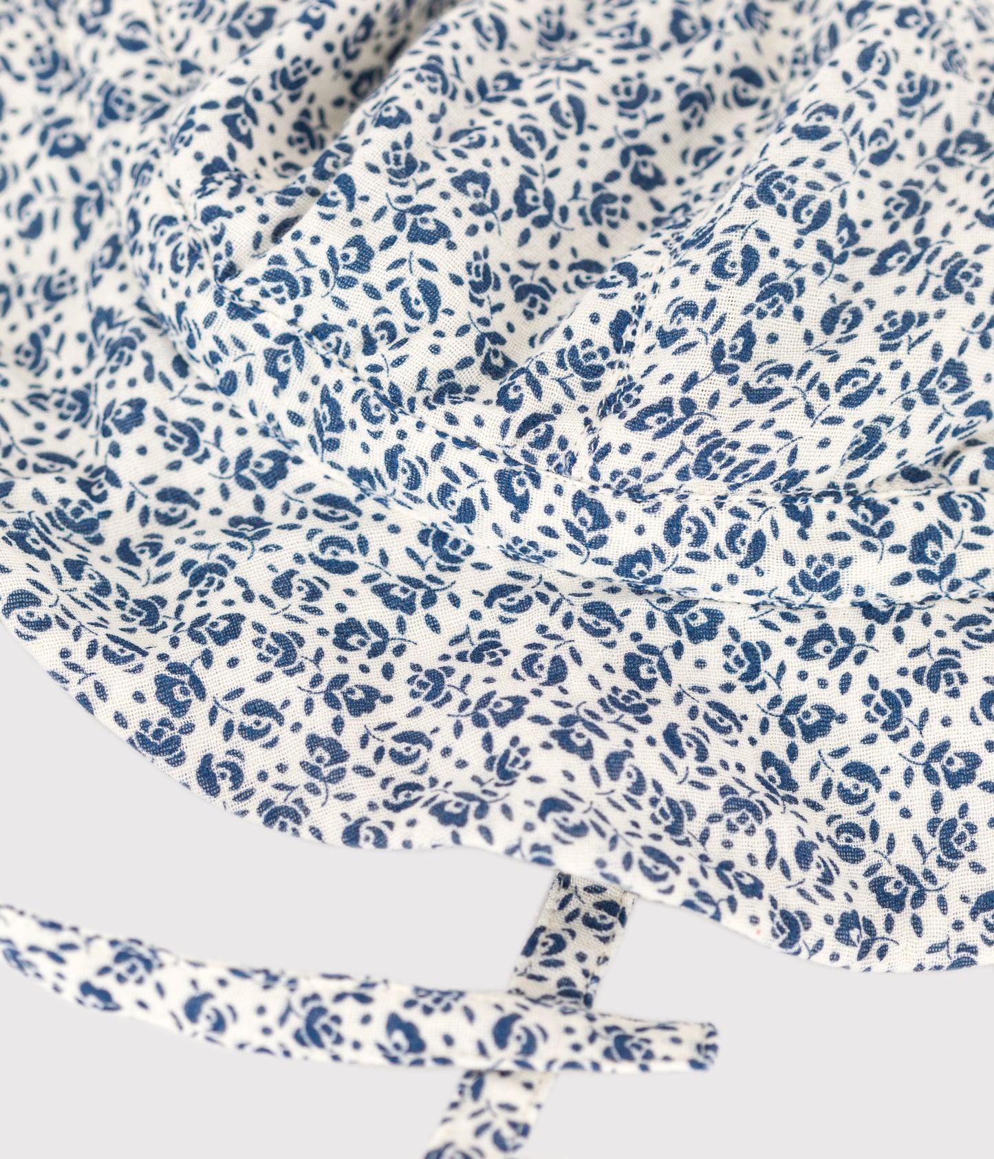 Solhat i bomuld med blå blomster til baby