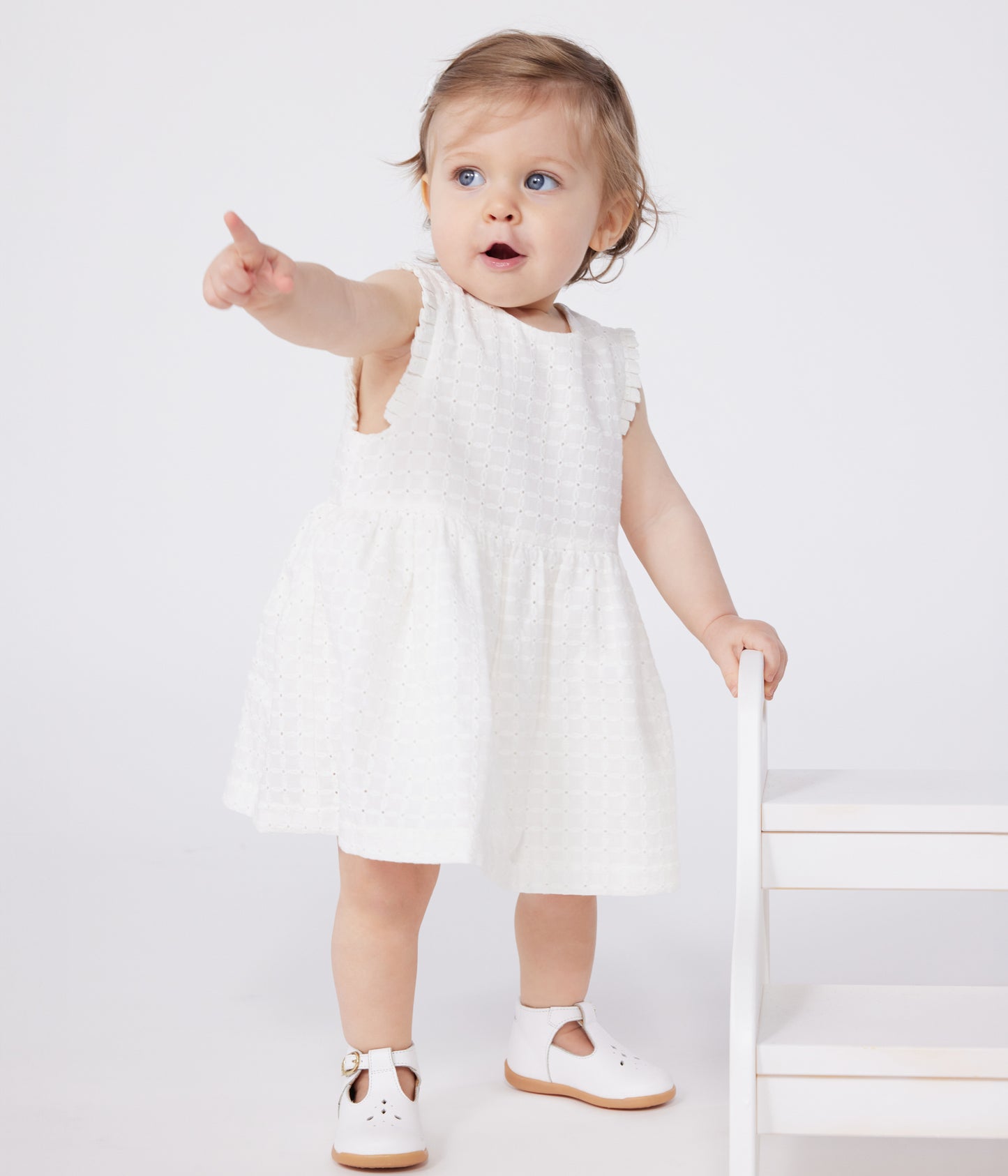 Ærmeløs bomuldskjole til baby i hvid broderie anglaise