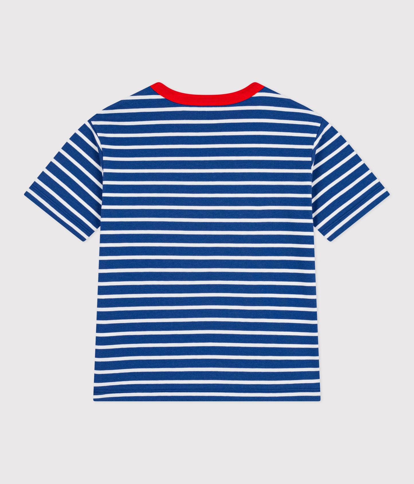 T-shirt med blå striber og rød krave