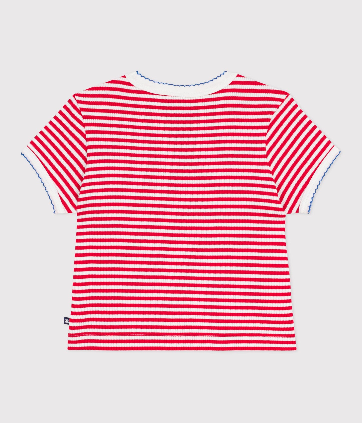 T-shirt med røde striber og blå kant