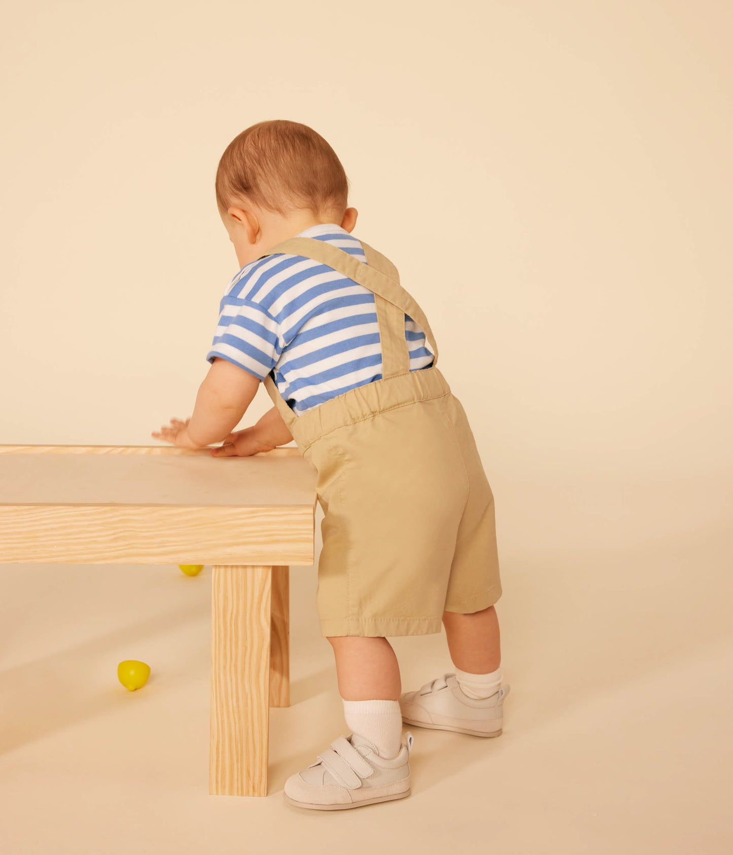 Korte overalls til baby - ensfarvet beige