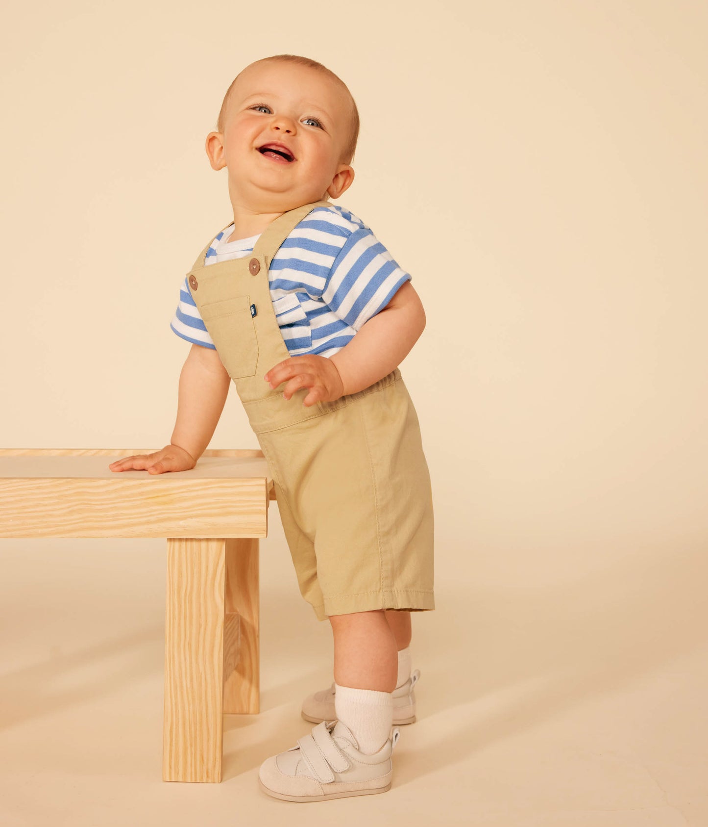 Korte overalls til baby - ensfarvet beige
