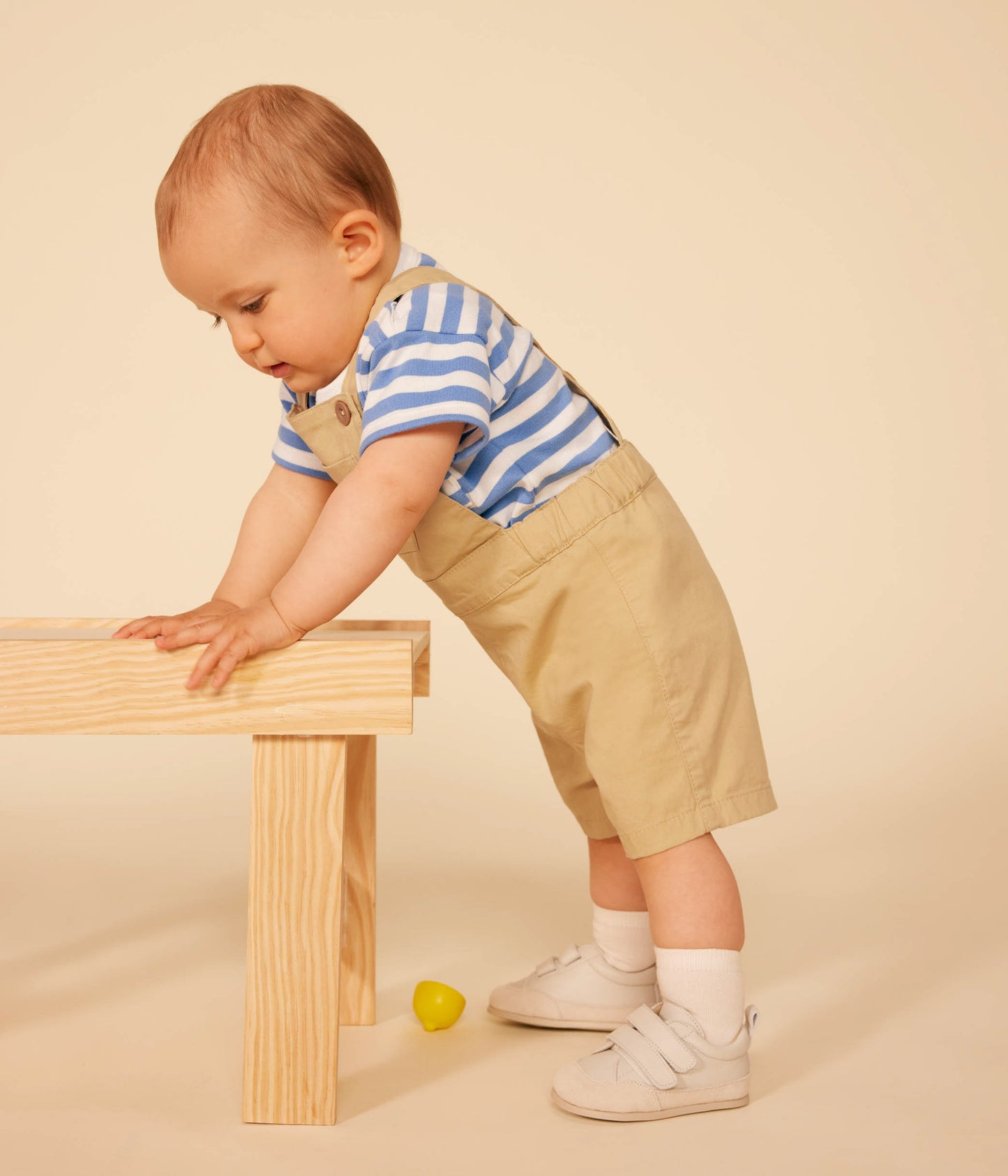 Korte overalls til baby - ensfarvet beige