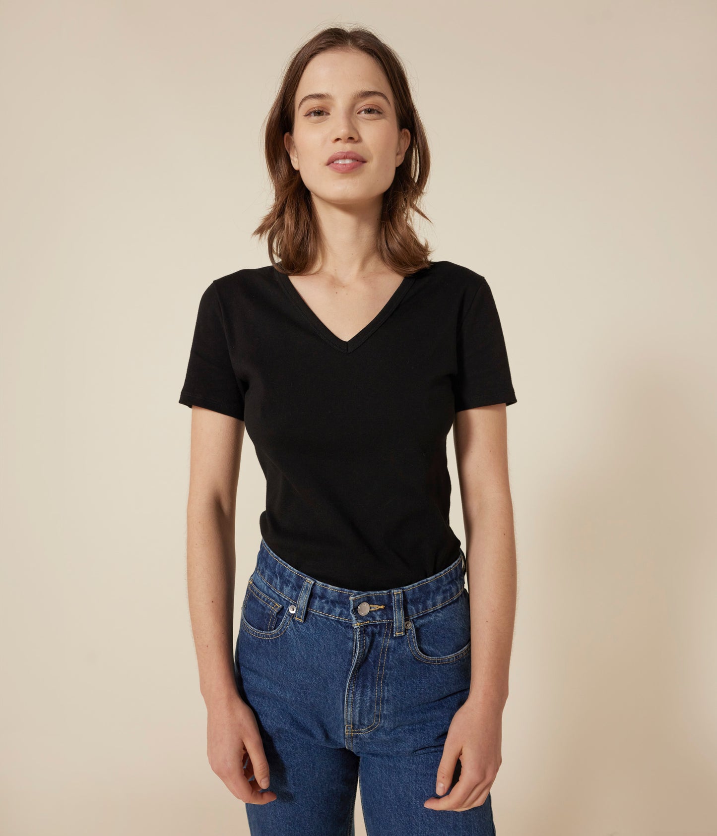 T-shirt med v-hals til kvinder - sort