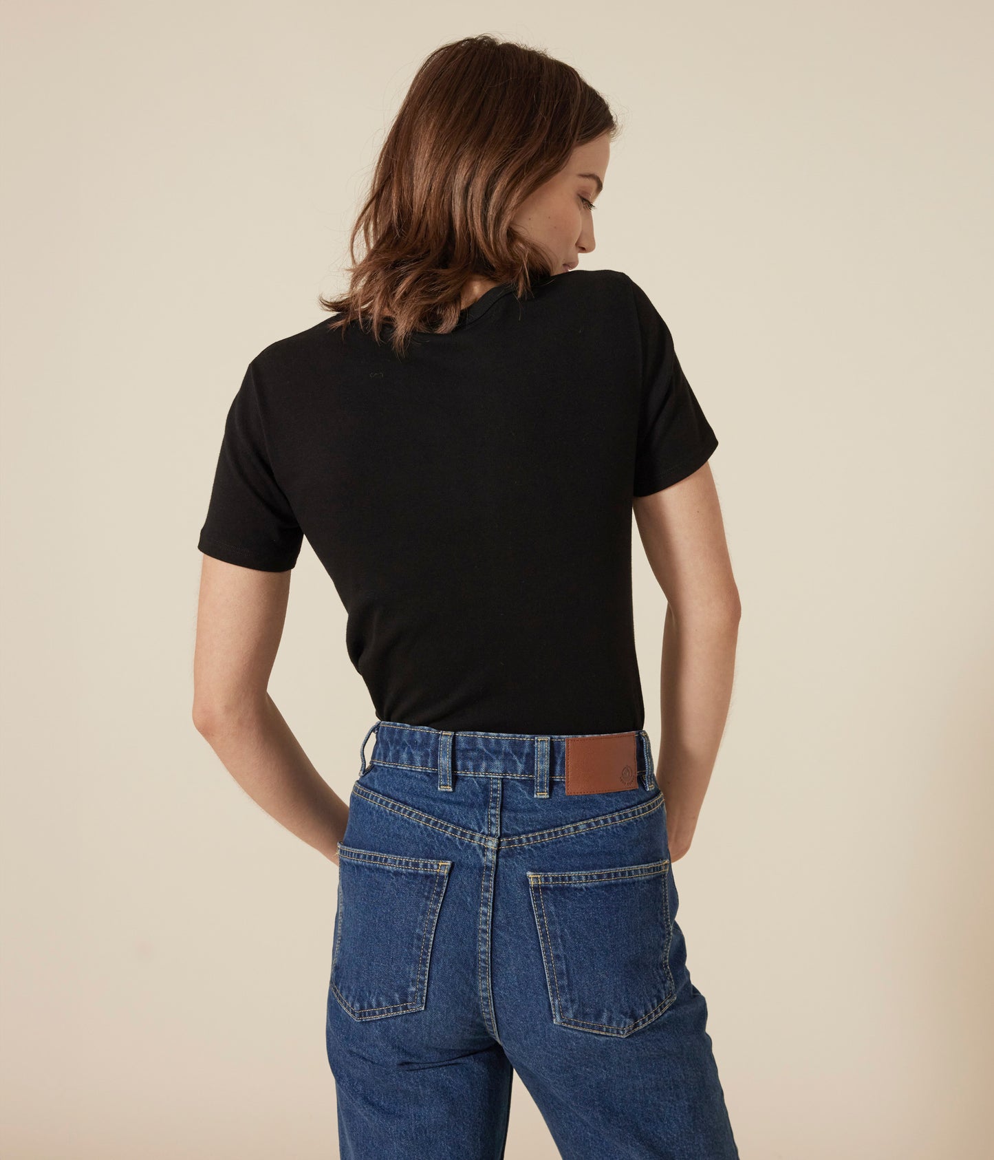 T-shirt med v-hals til kvinder - sort