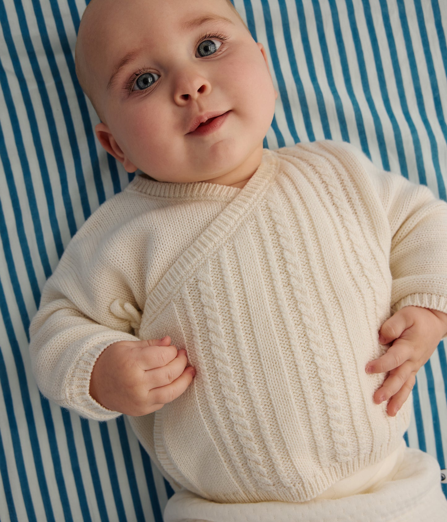 Cardigan i uld og bomuld til baby med krydslukning - hvid