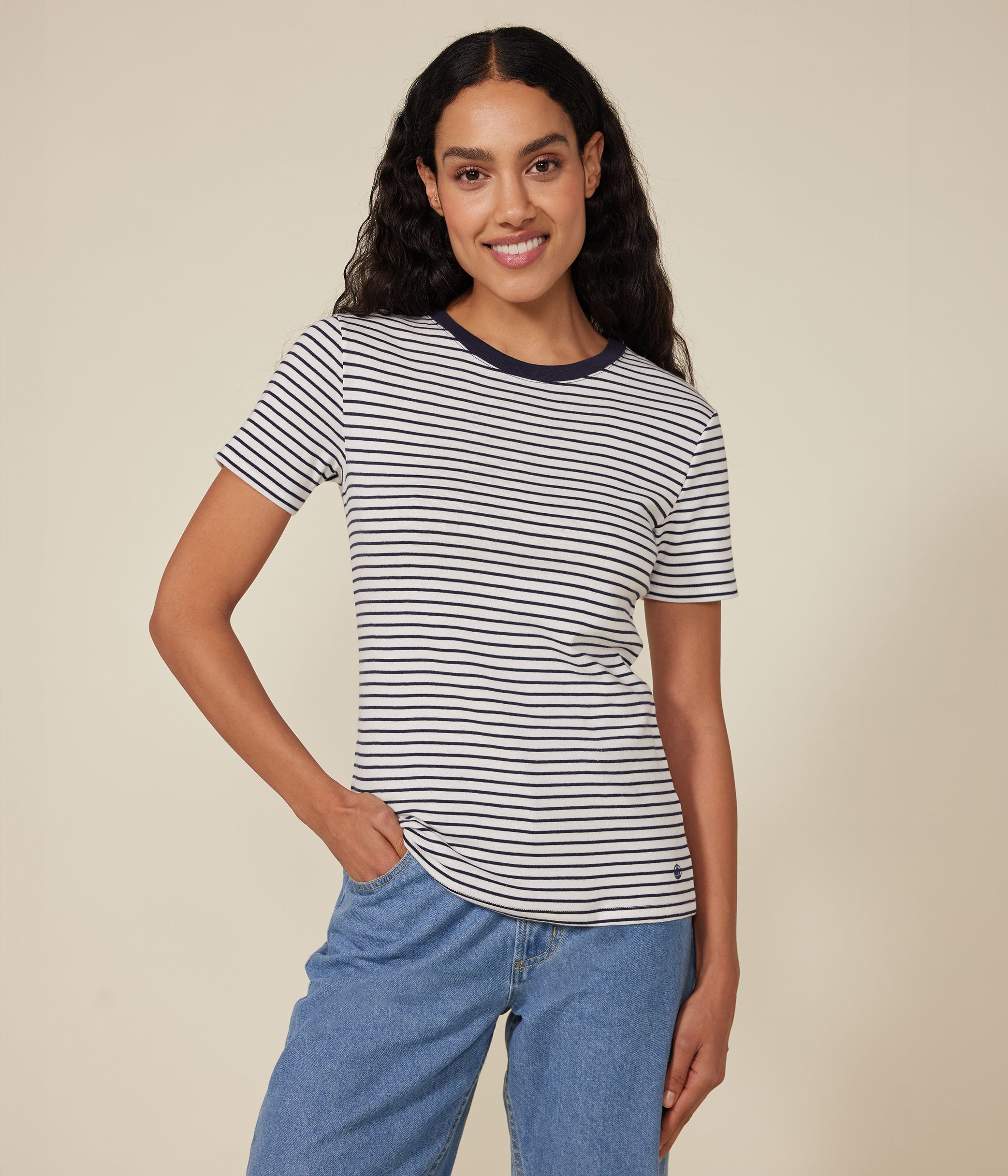 T-shirt med rund hals i bomuld til kvinder - hvid/mørkeblå striber