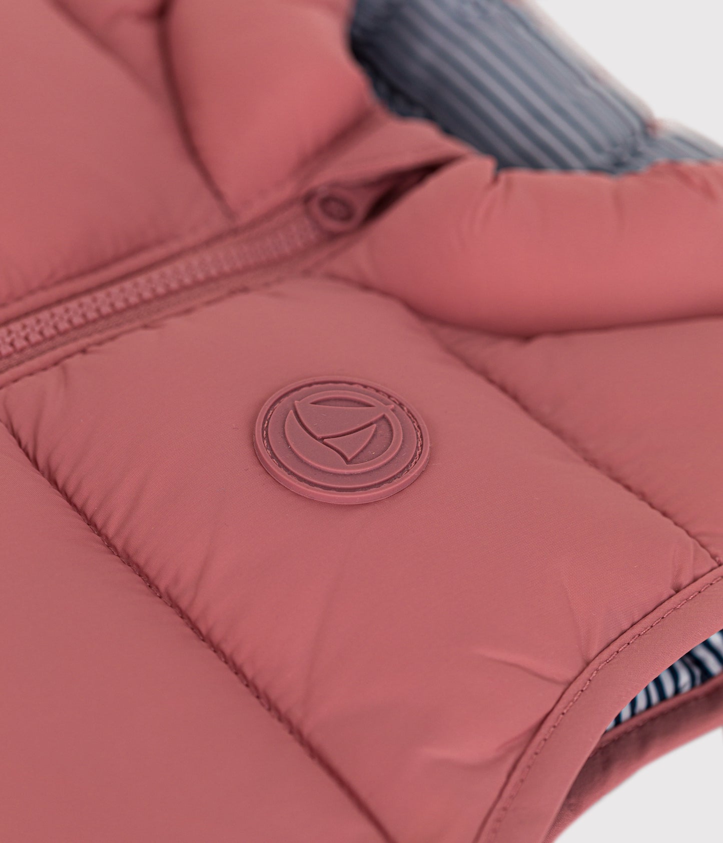 Vatteret vest med quiltet design til baby - gammelrosa