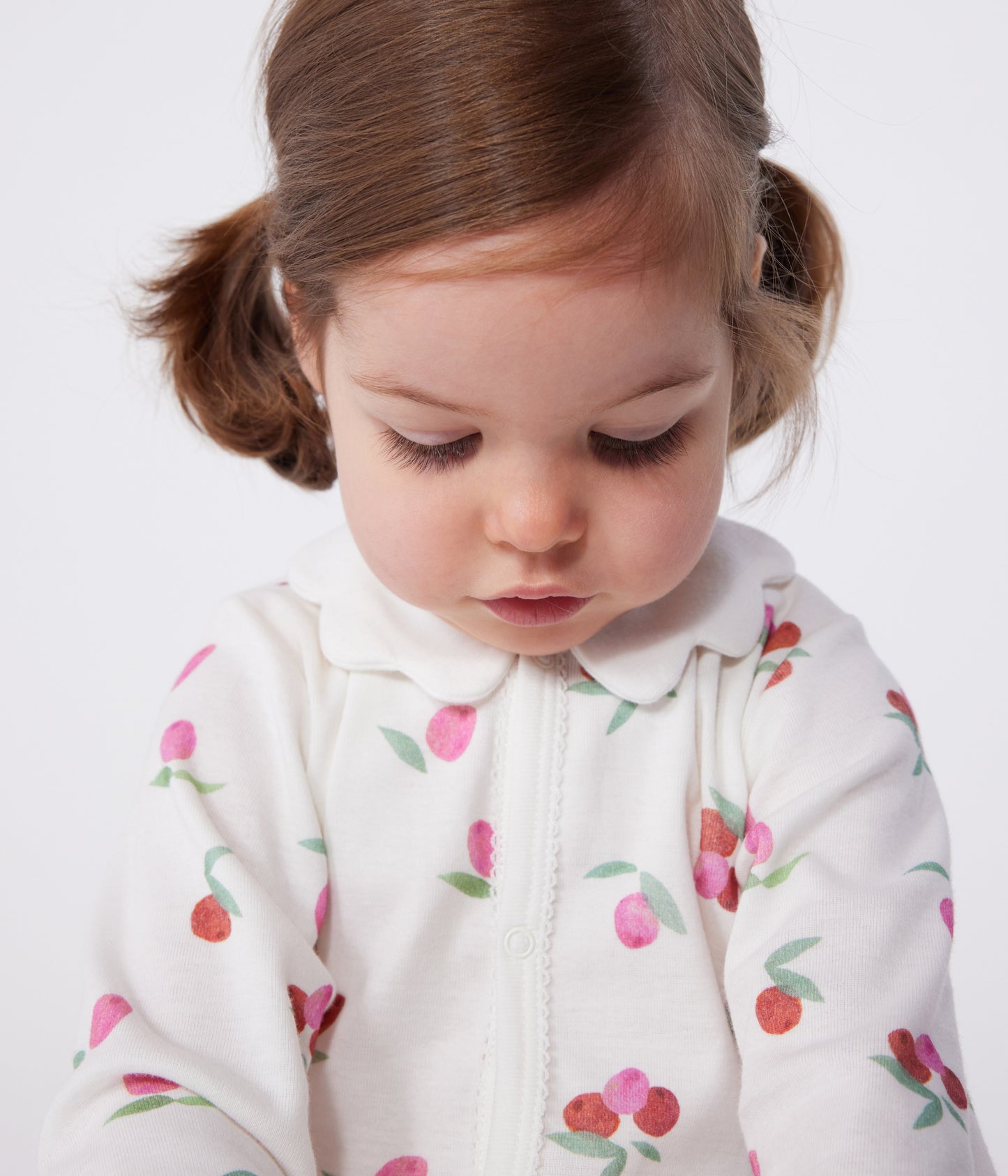 Pyjamas i bomuld til baby med krave og frugtblade