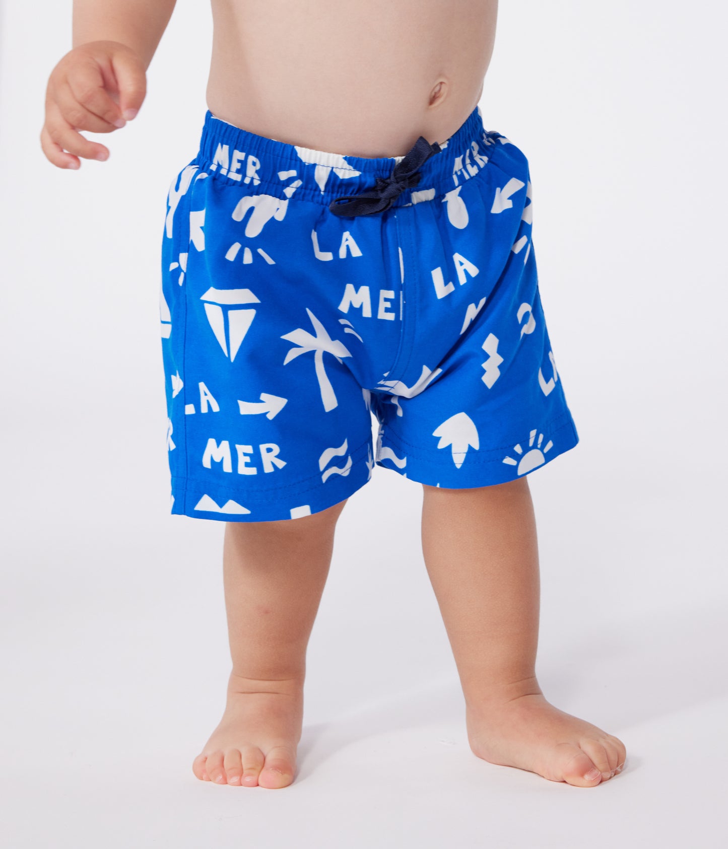 Badebukser til baby - blå med hvidt strandprint