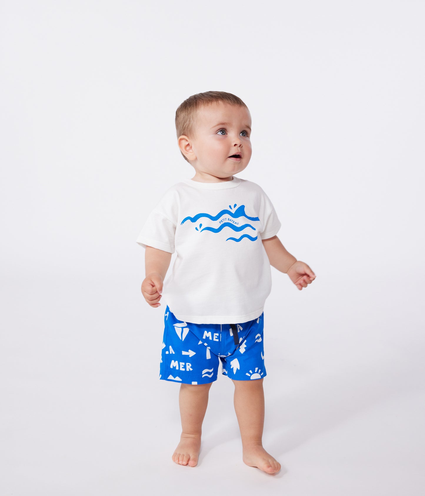 Badebukser til baby - blå med hvidt strandprint