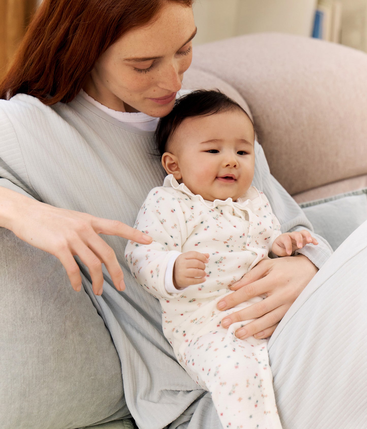 Pyjamas i velour til baby med blomster