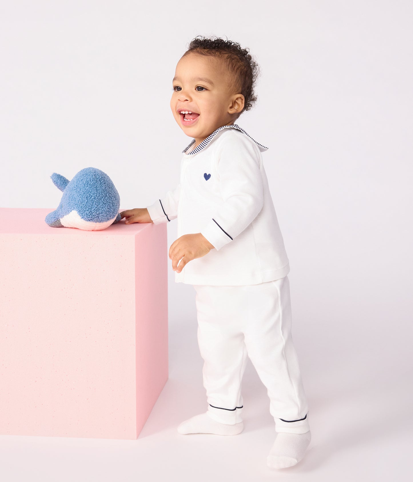 Todelt pyjamas til baby med sømandskrave