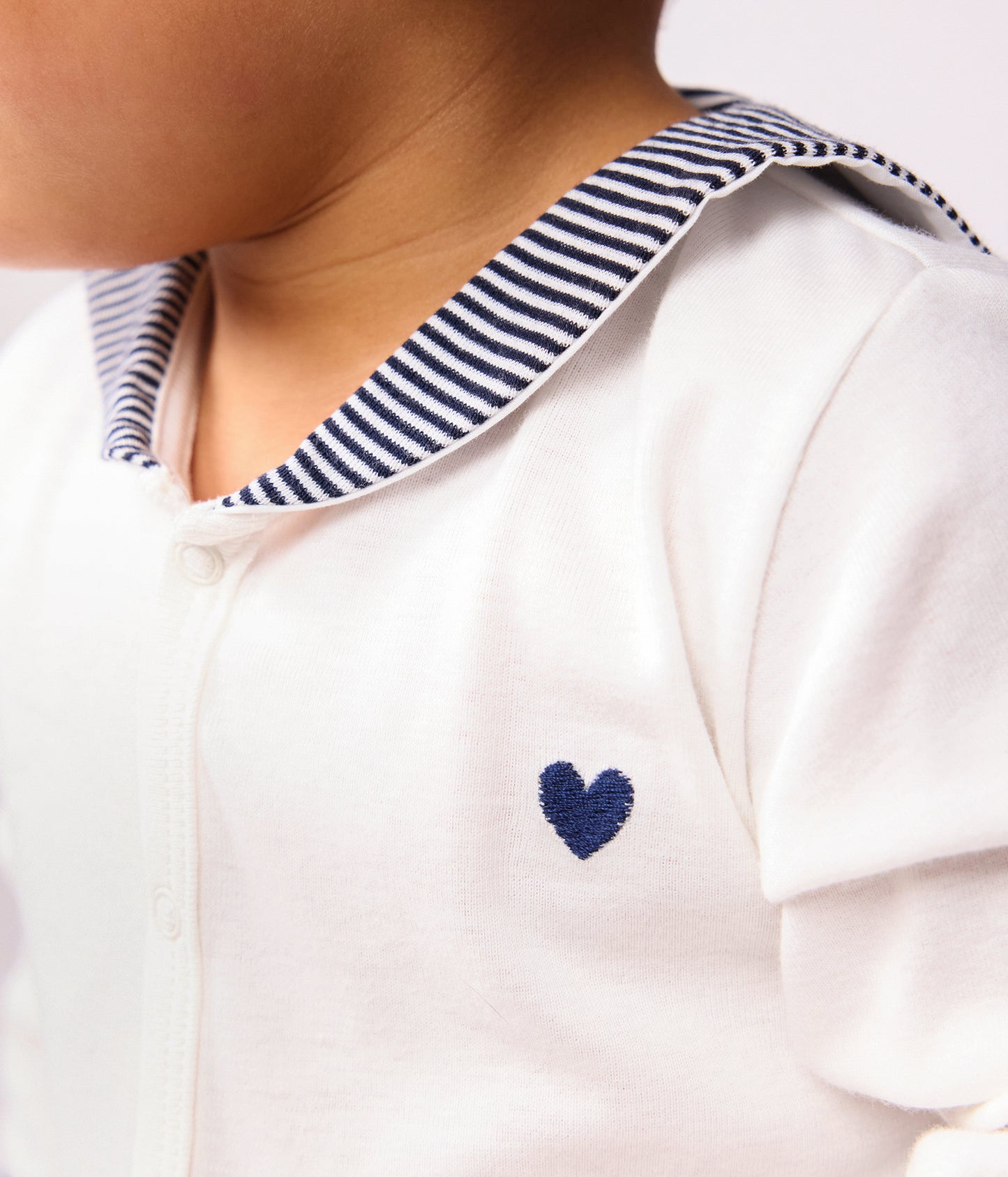 Todelt pyjamas til baby med sømandskrave