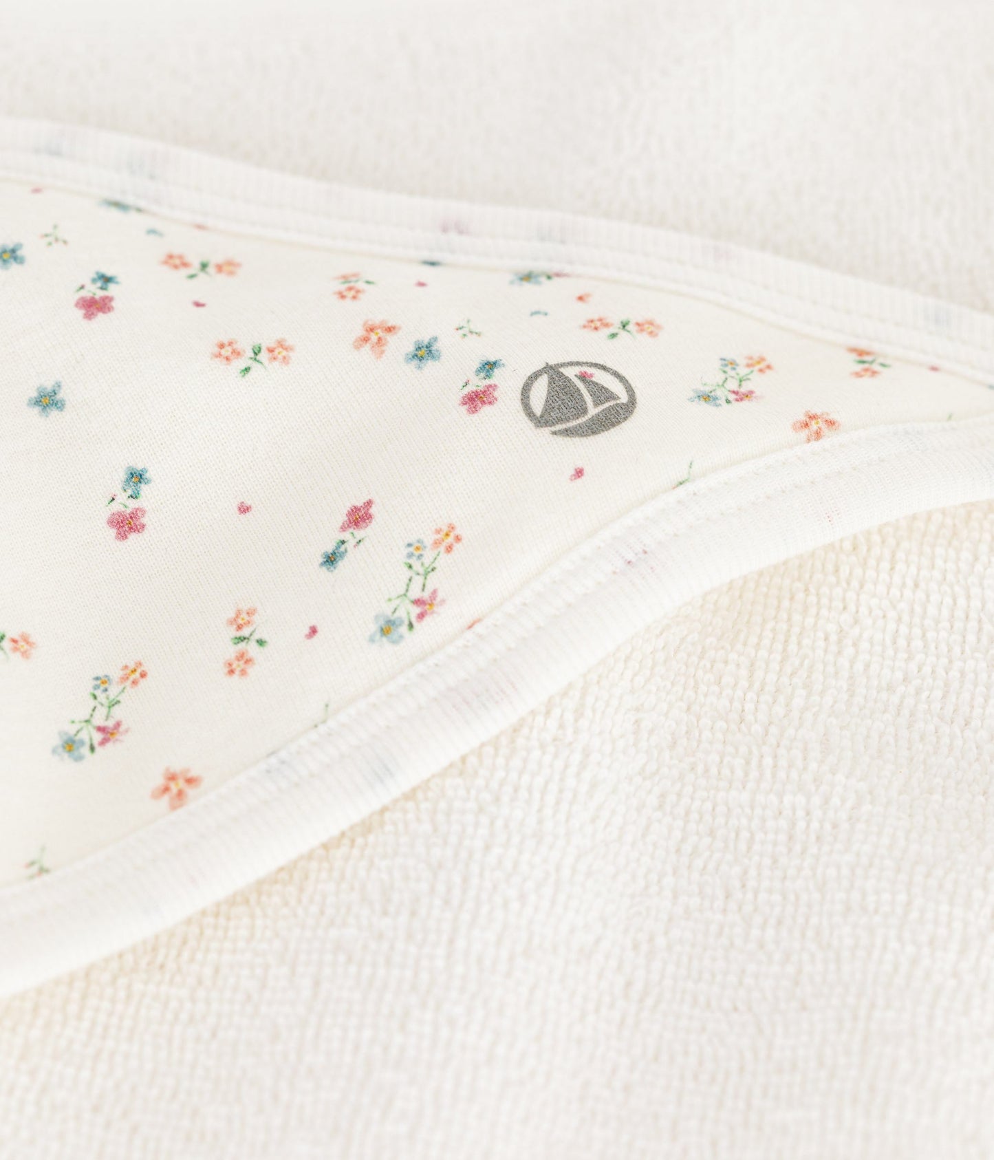 Baby badehåndklæde med små blomster