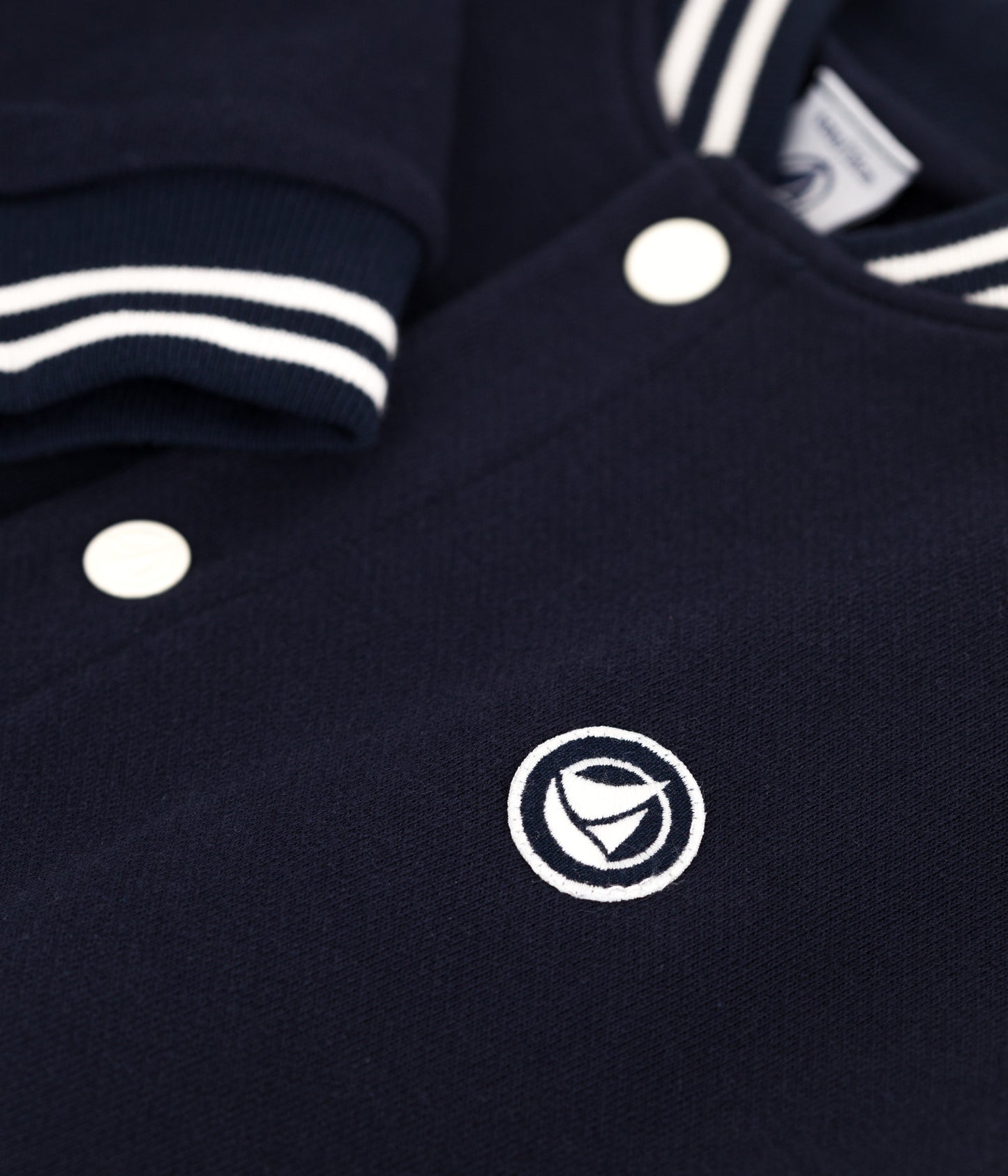 Varsity-style jakke i mørkeblå med logo på ryggen