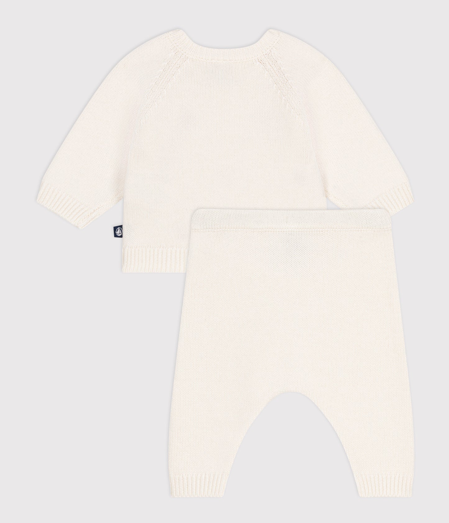 To-delt strikket sæt til baby med broderet hjerter