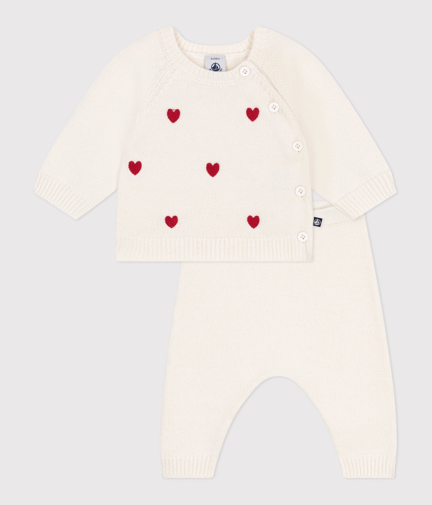 To-delt strikket sæt til baby med broderet hjerter