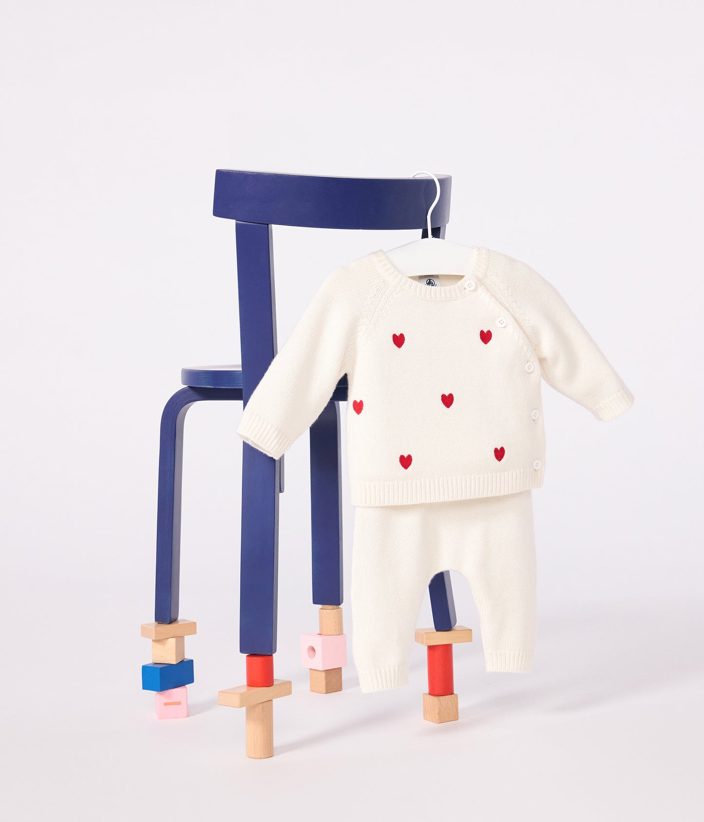 To-delt strikket sæt til baby med broderet hjerter