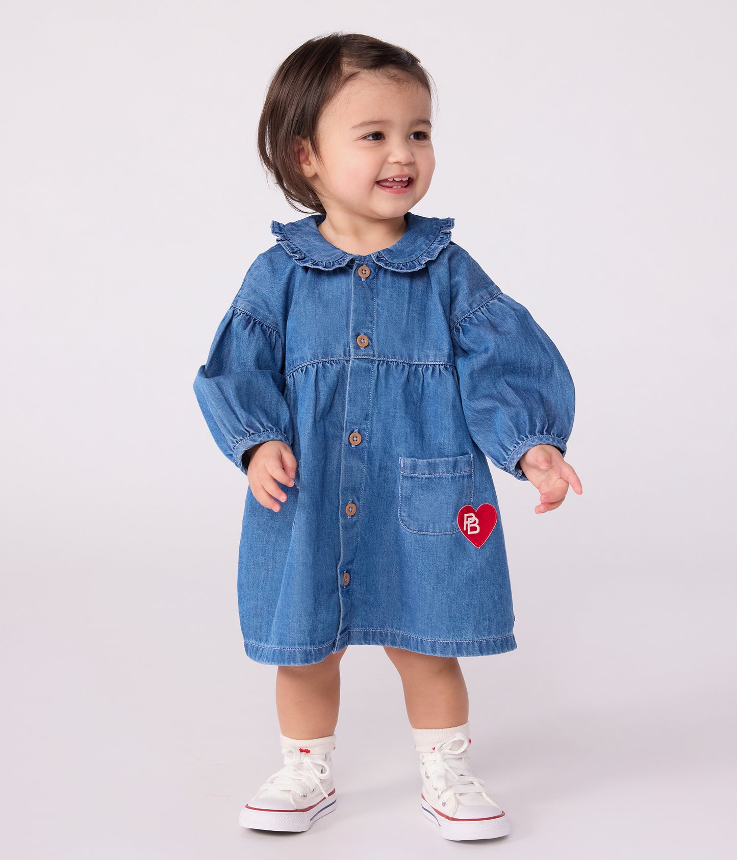 Denimkjole til baby med broderet hjerte