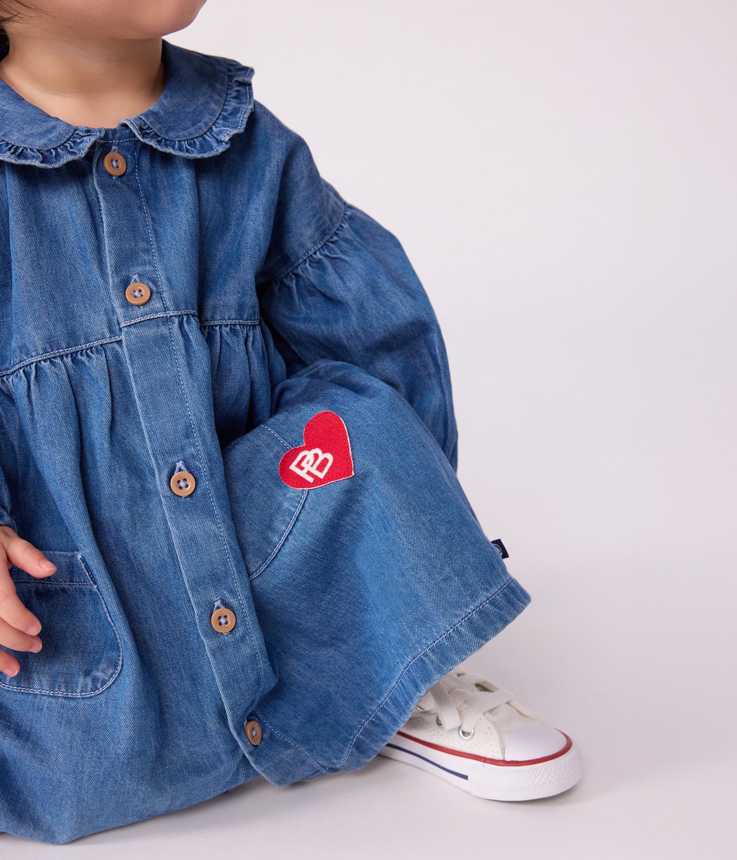 Denimkjole til baby med broderet hjerte