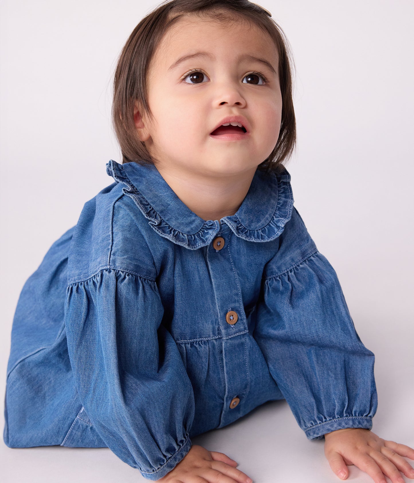 Denimkjole til baby med broderet hjerte