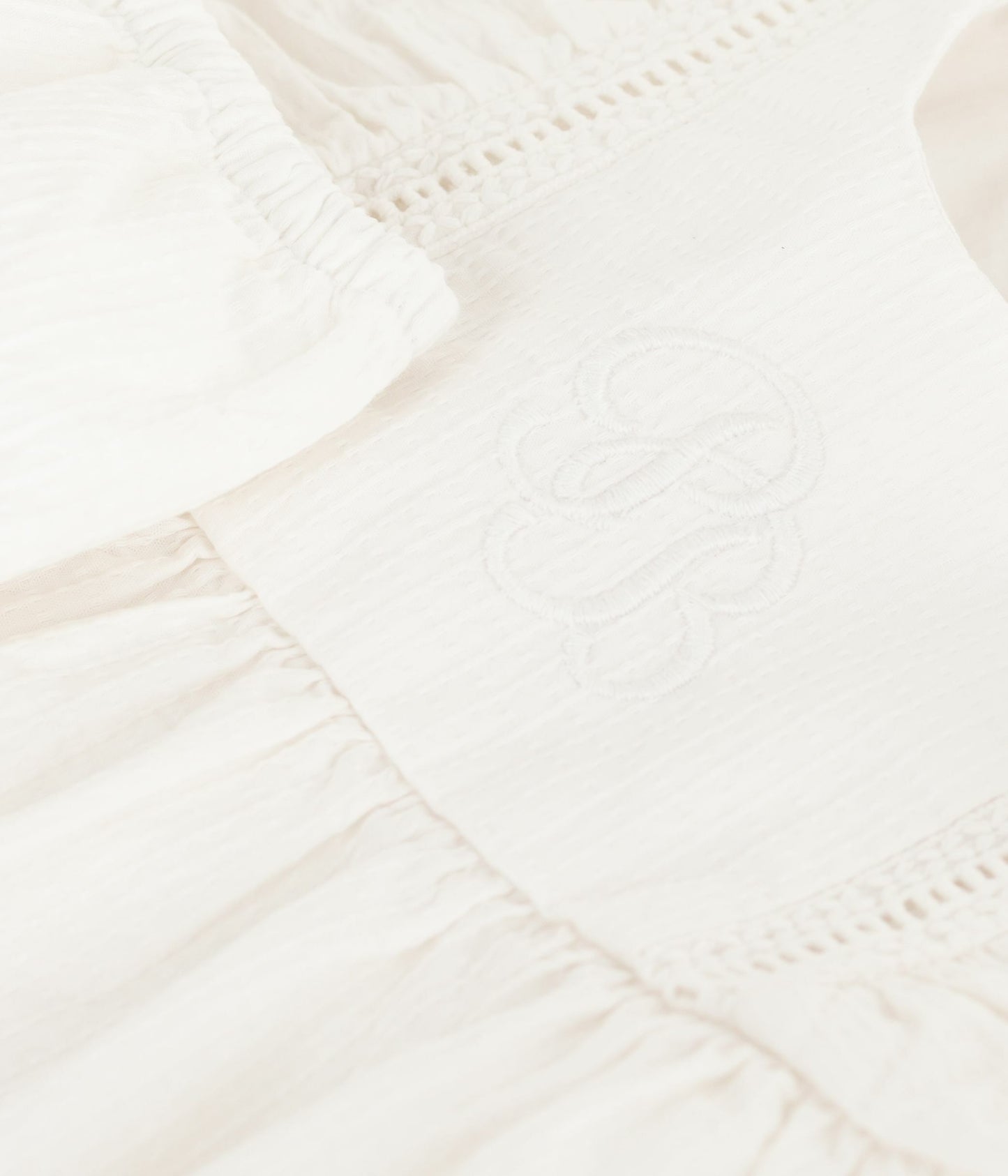 Hvid broderede bomuldskjole med matchende bloomers til baby