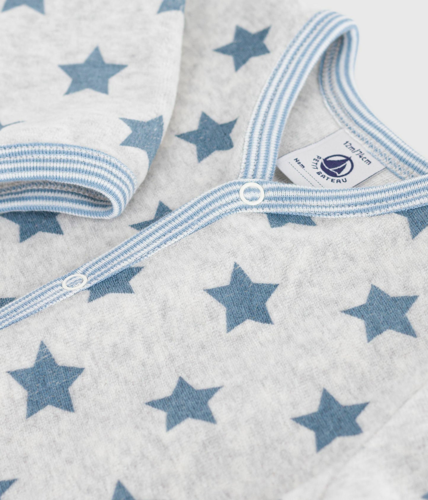 Pyjamas i grå velour med stjerner