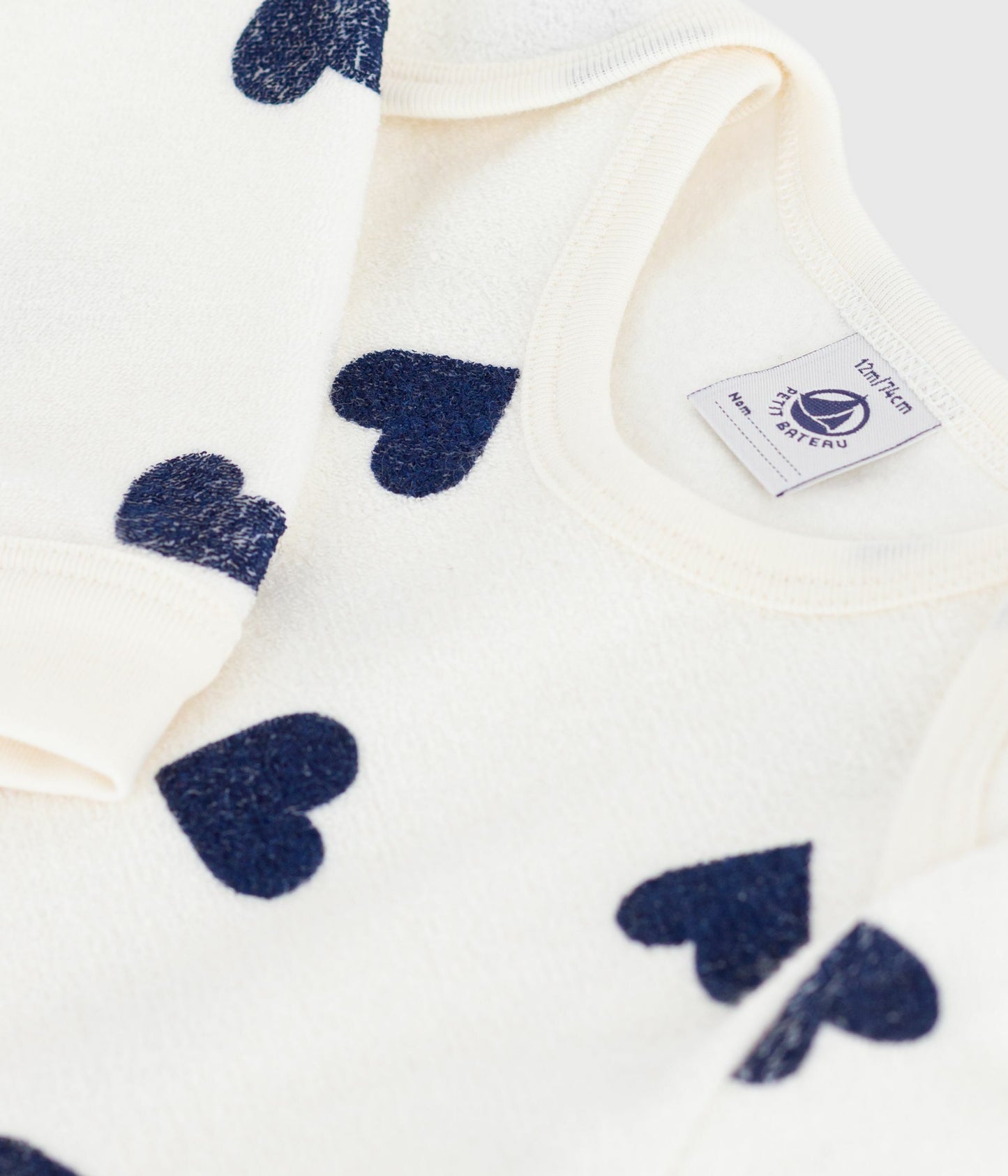Pyjamas til baby hvid/mørkeblå hjerter og fødder