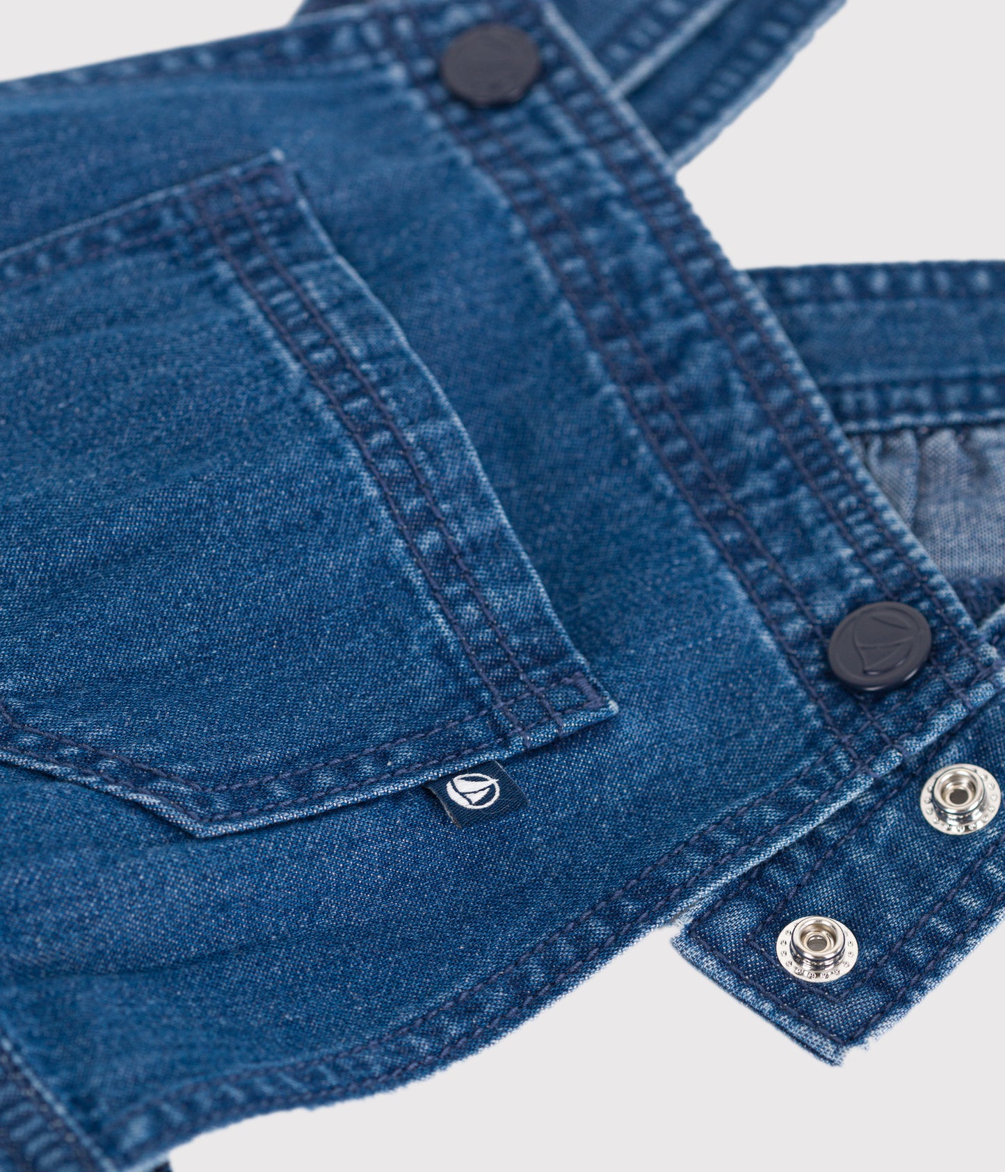 Denim smækkjole med flæser til piger