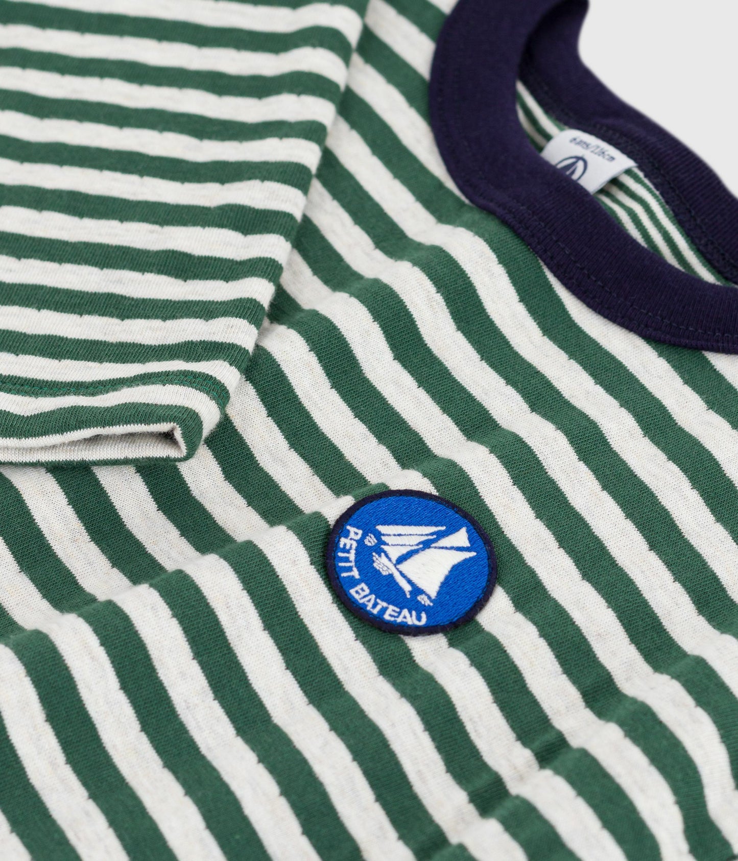 Langærmet t-shirt med grønne striber i bomuld