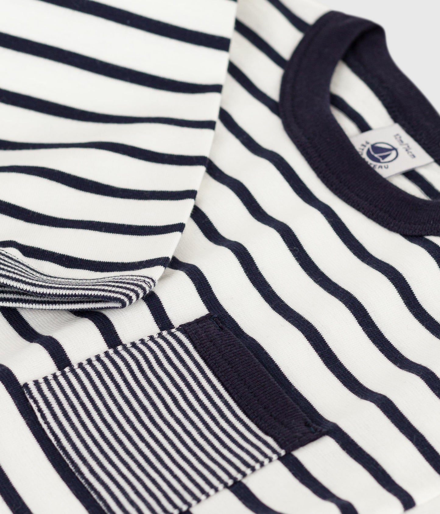 Langærmet t-shirt til baby med striber og lomme