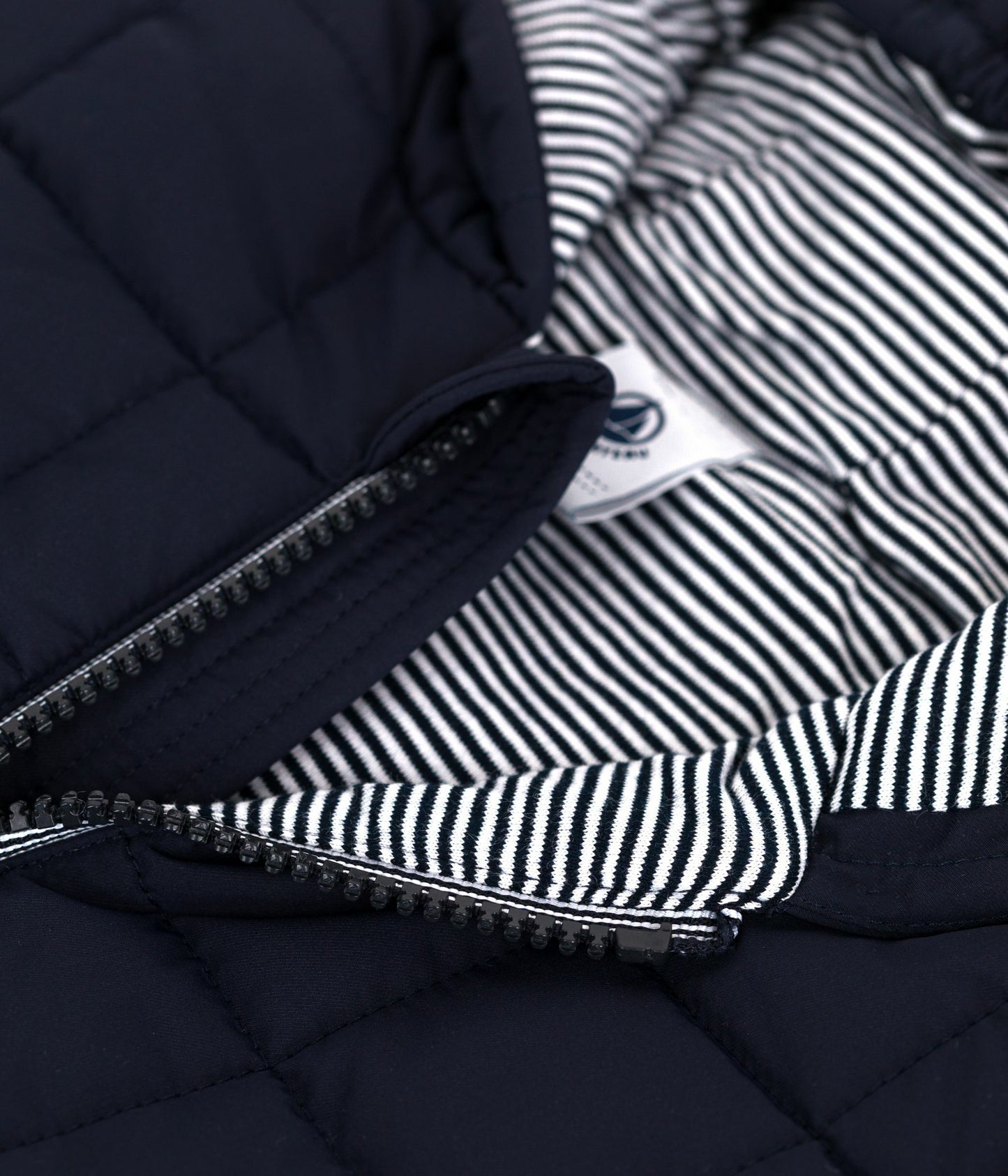 Let dunjakke til baby i mørkeblå