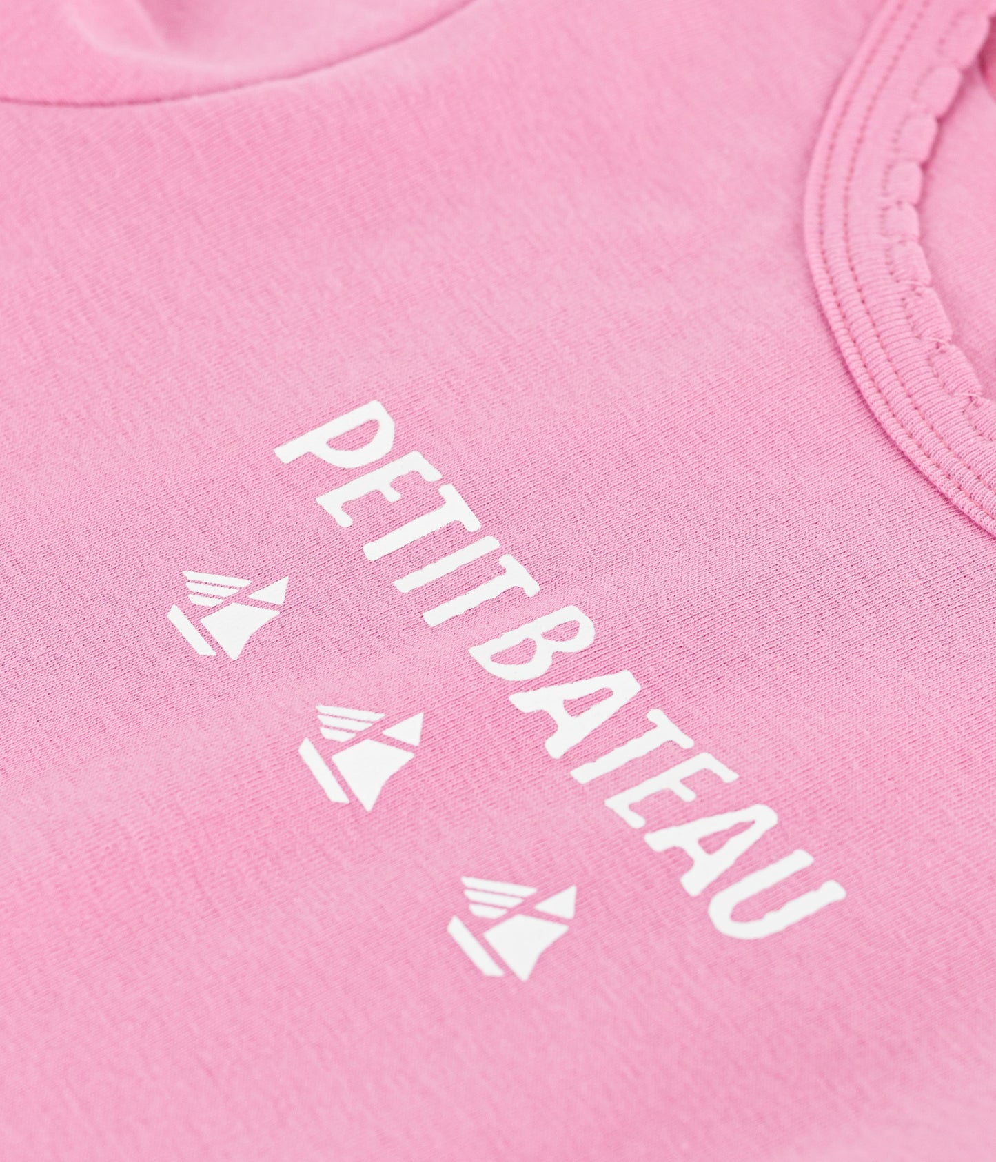 T-shirt i lyserød bomuld med bølgekant og hvidt logo