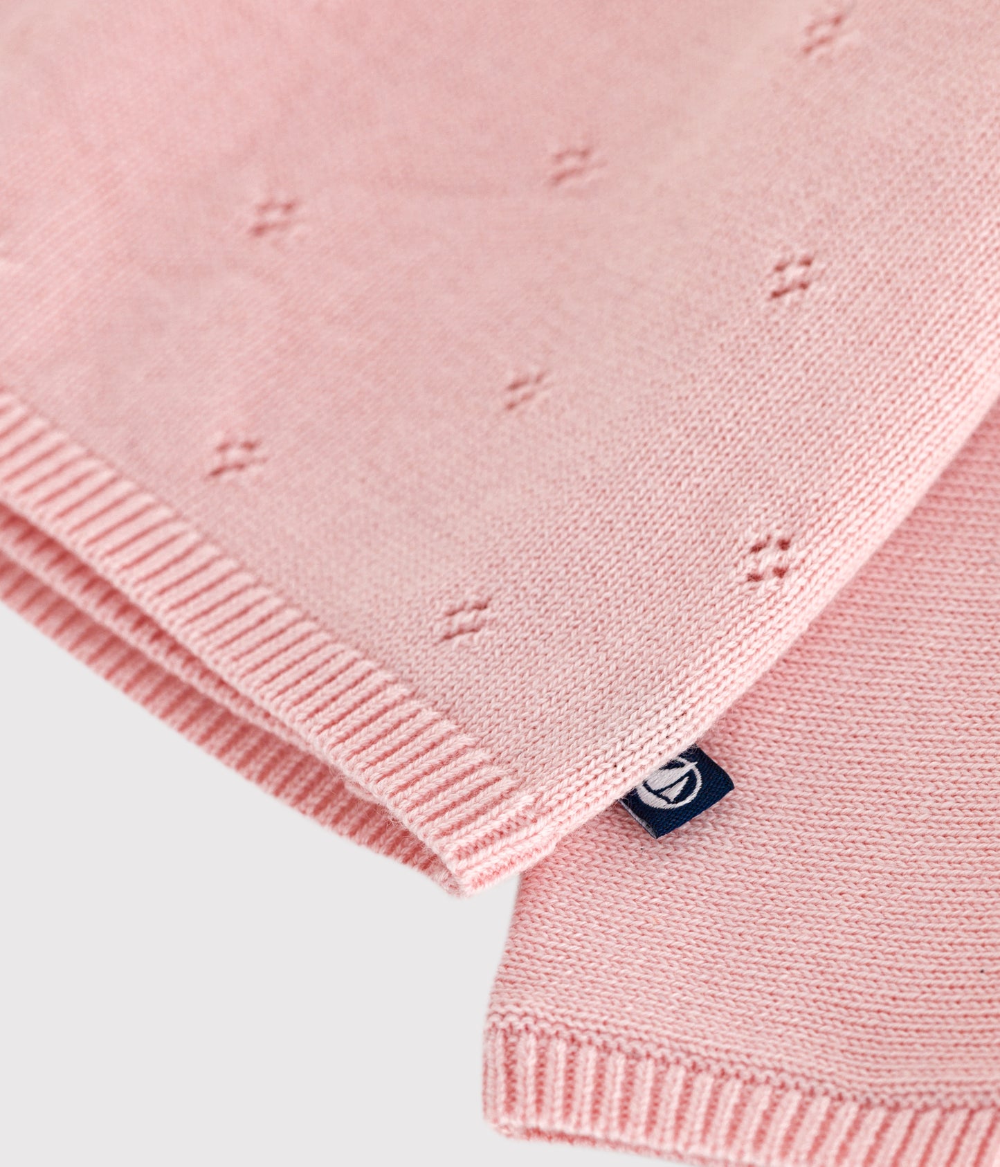 Hulmønsteret cardigan i uld og bomuld til baby med krydslukning - lyserød