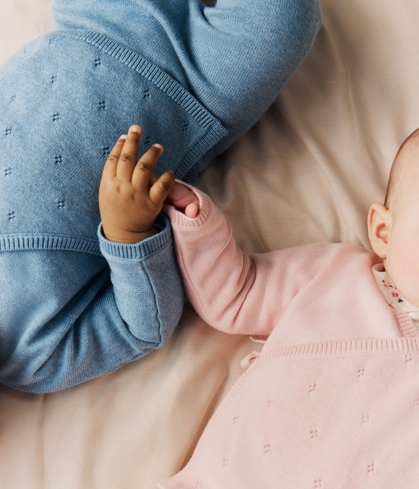 Hulmønsteret cardigan i uld og bomuld til baby med krydslukning - blå