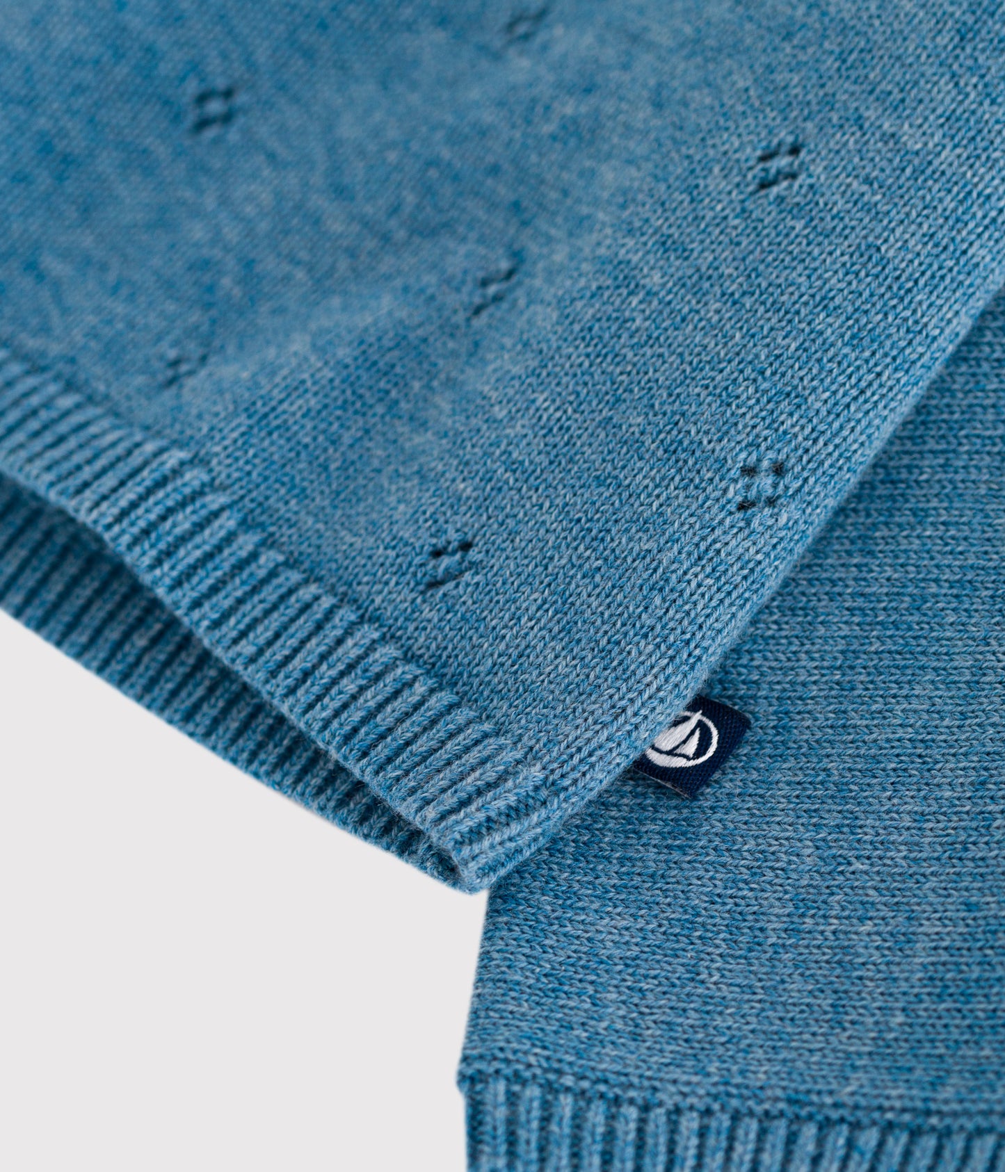 Hulmønsteret cardigan i uld og bomuld til baby med krydslukning - blå