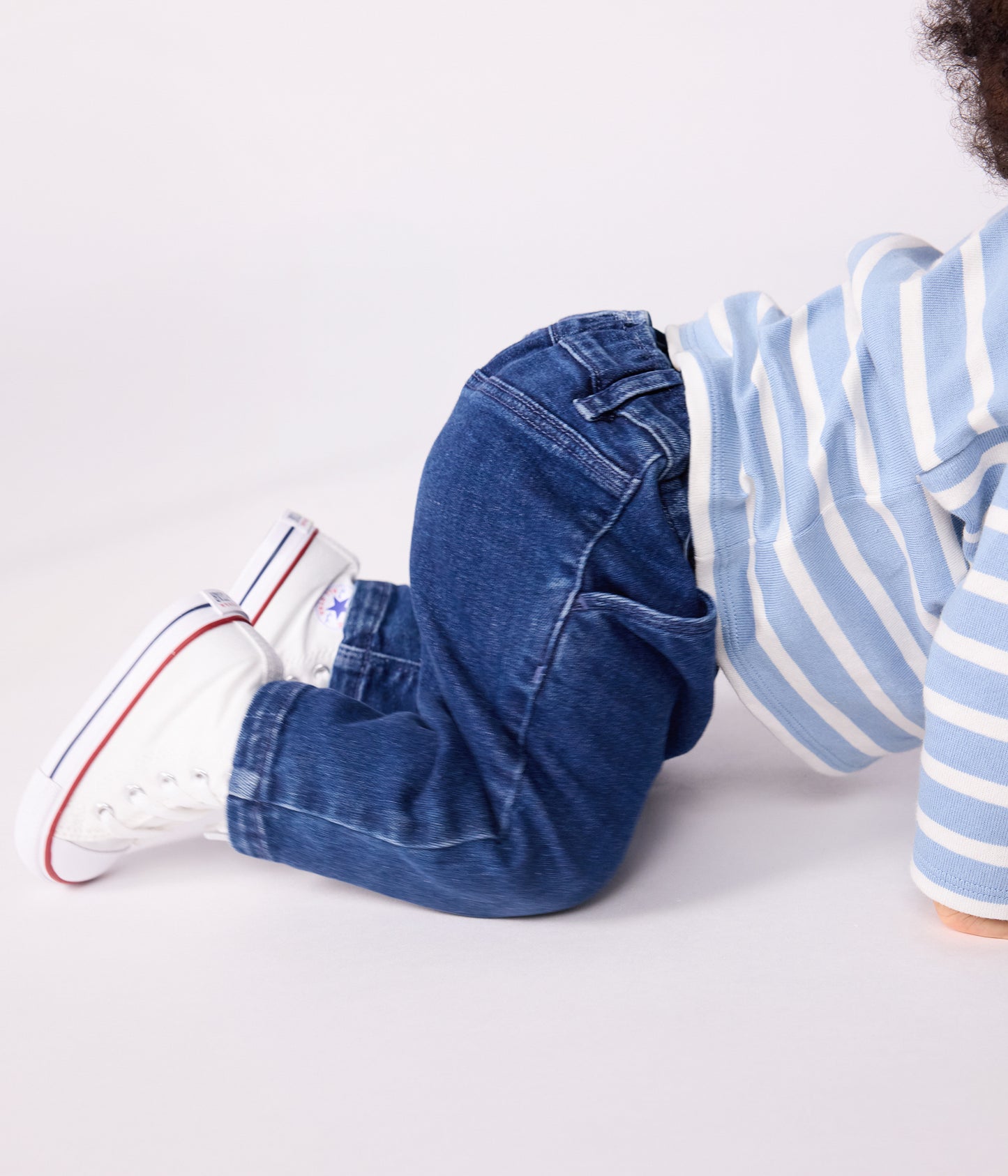 Jeans i mørk denim til baby