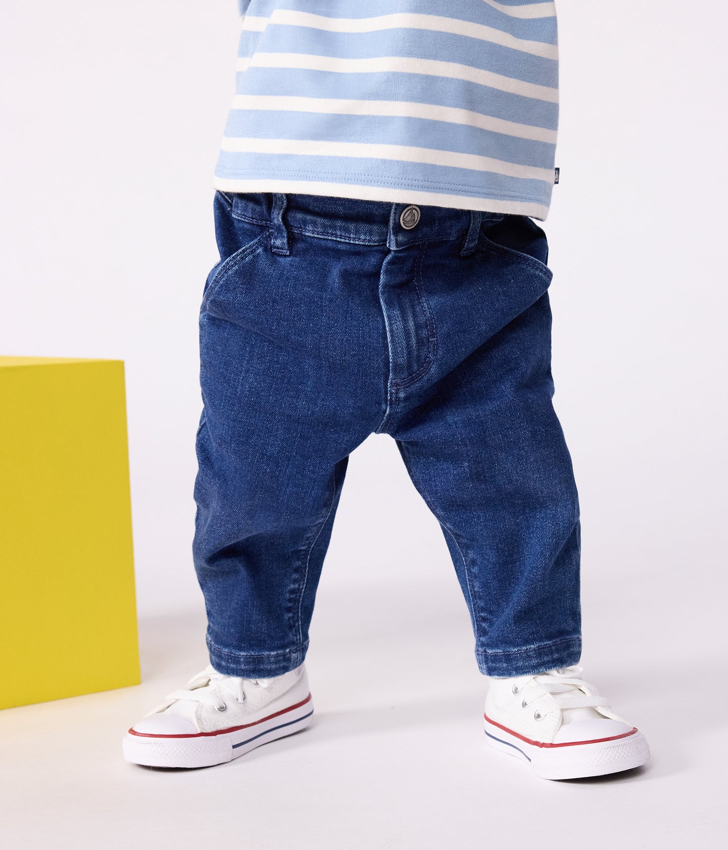 Jeans i mørk denim til baby