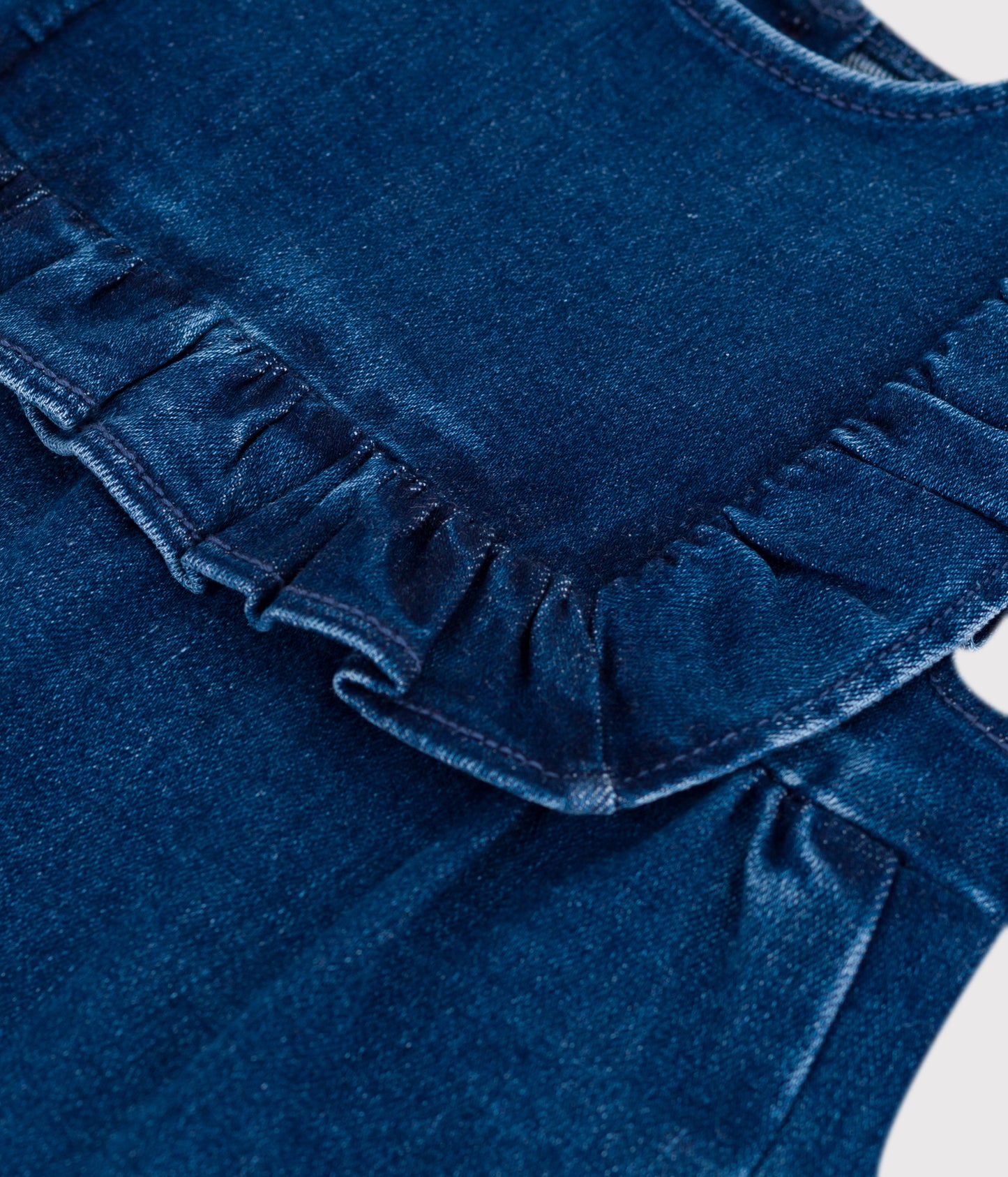 Kjole i mørk denim med flæse til baby