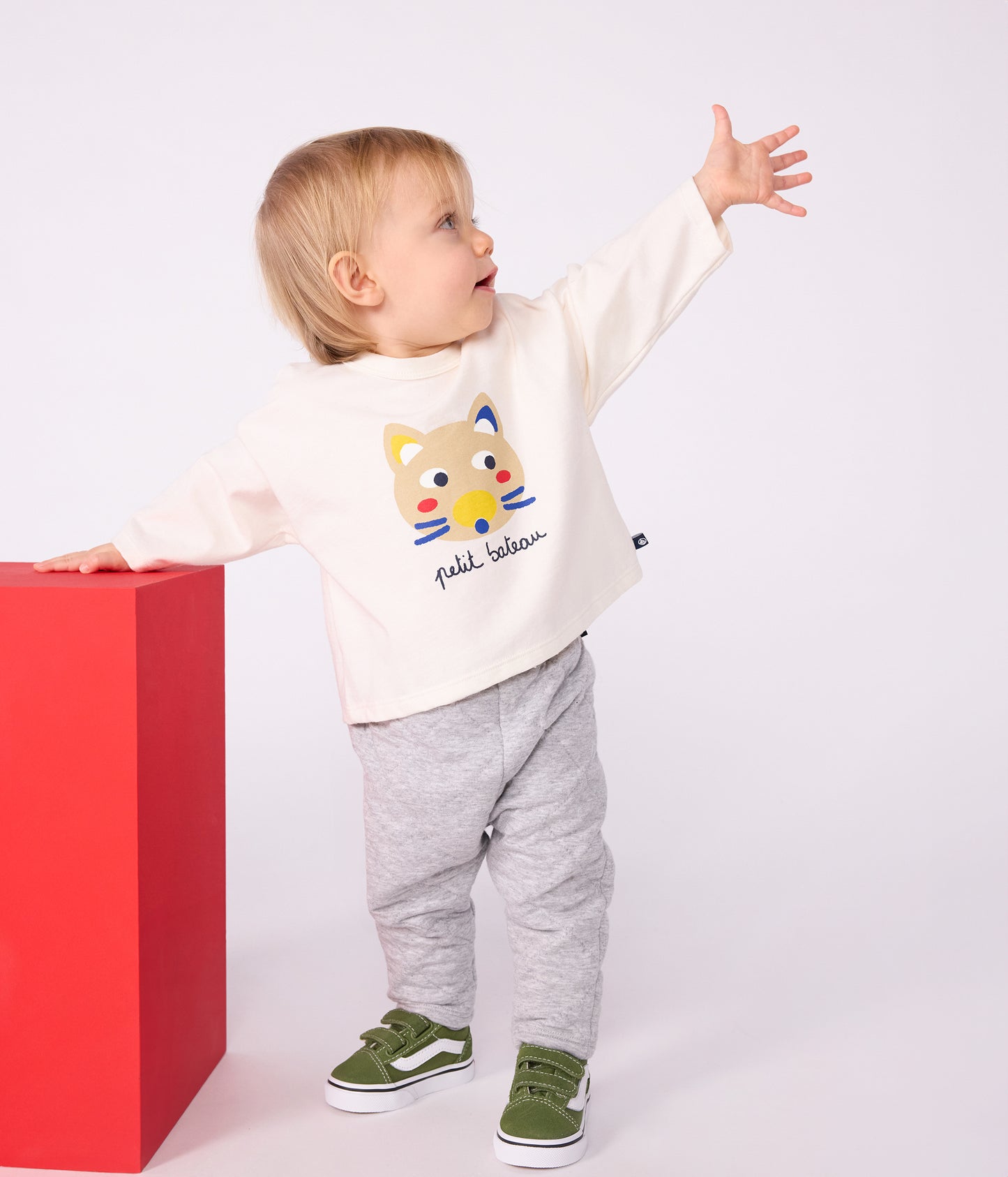 Sweatshirt til baby i råhvid med print