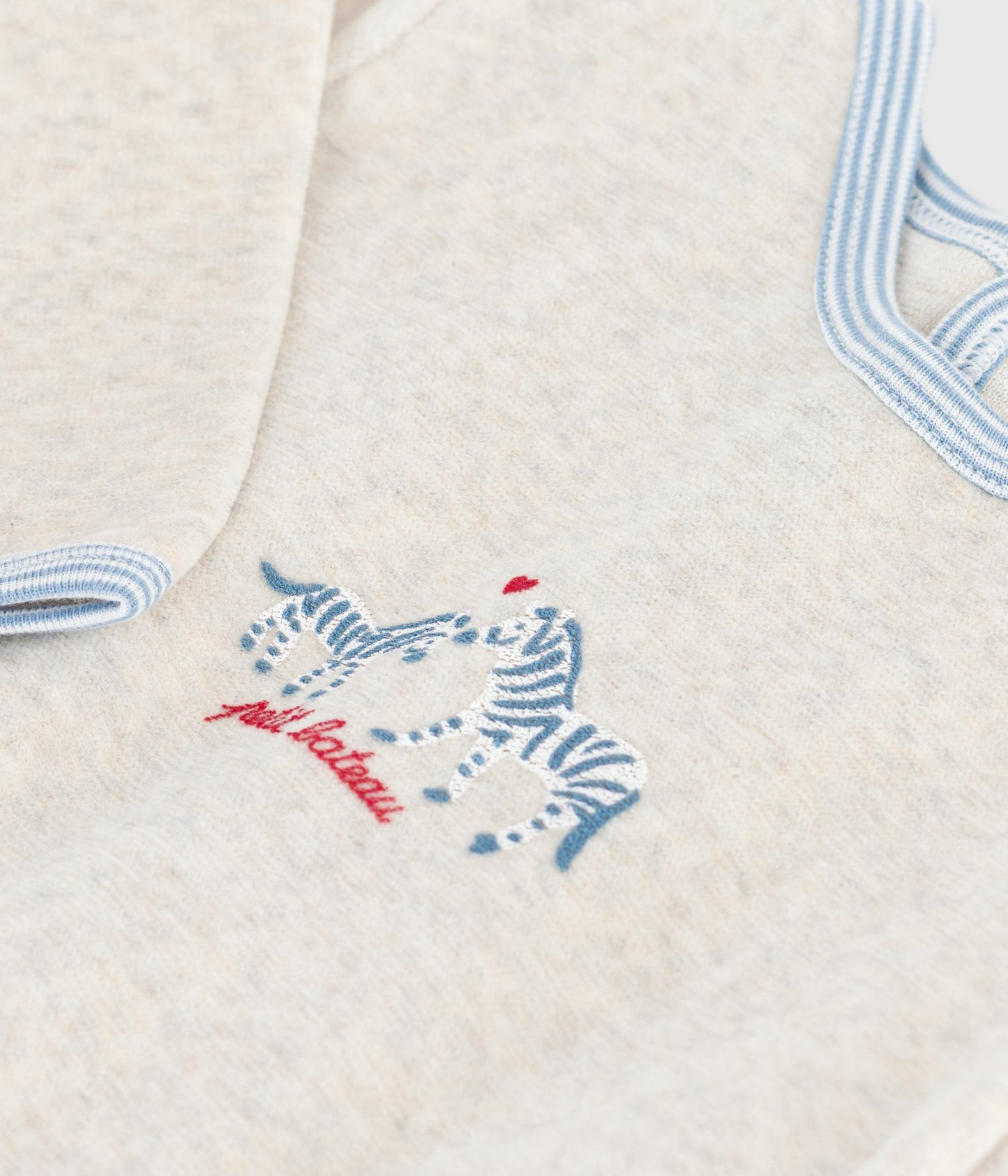 Pyjamas i beige velour med lille zebra på brystet