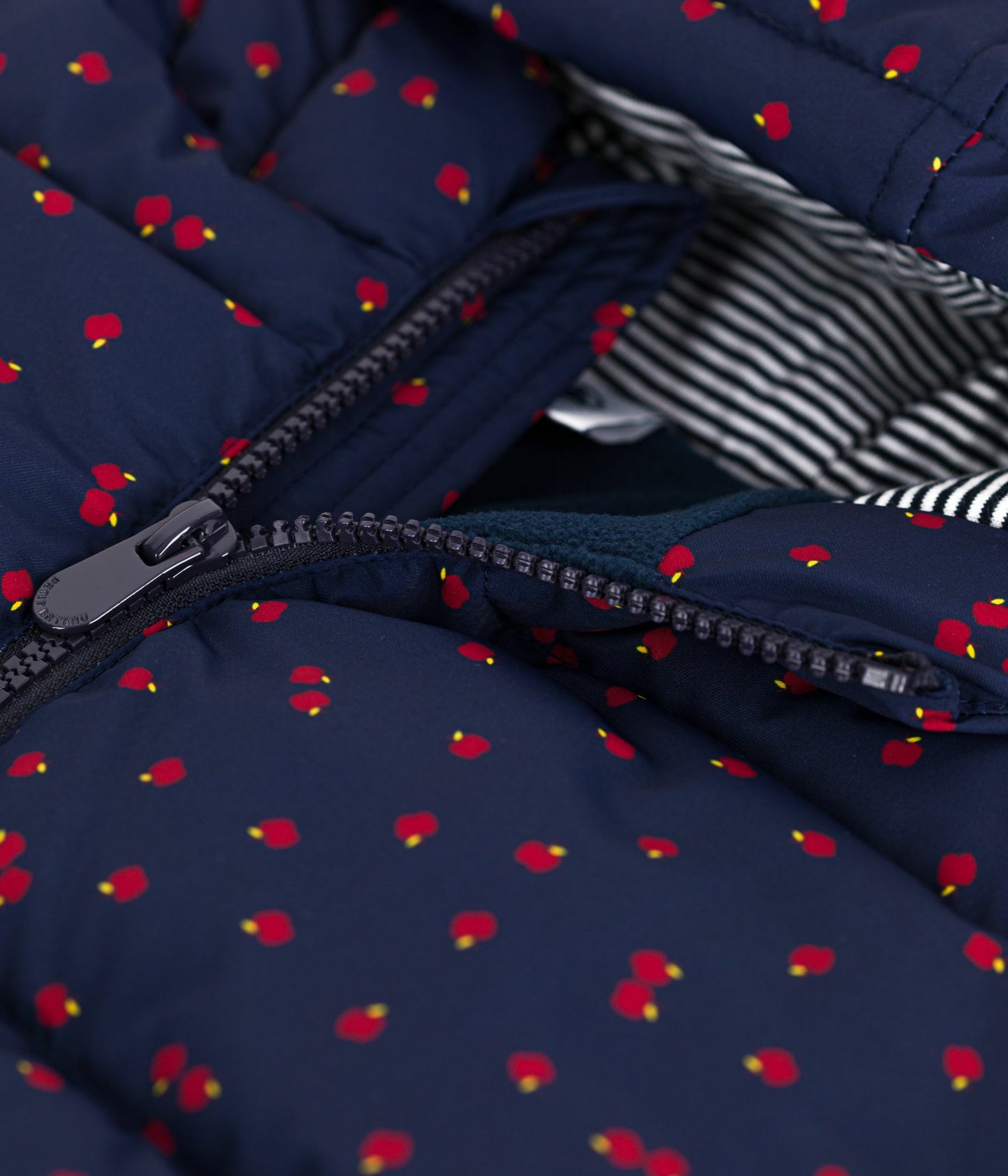 Dunjakke i mørkeblå med æbleprint til børn