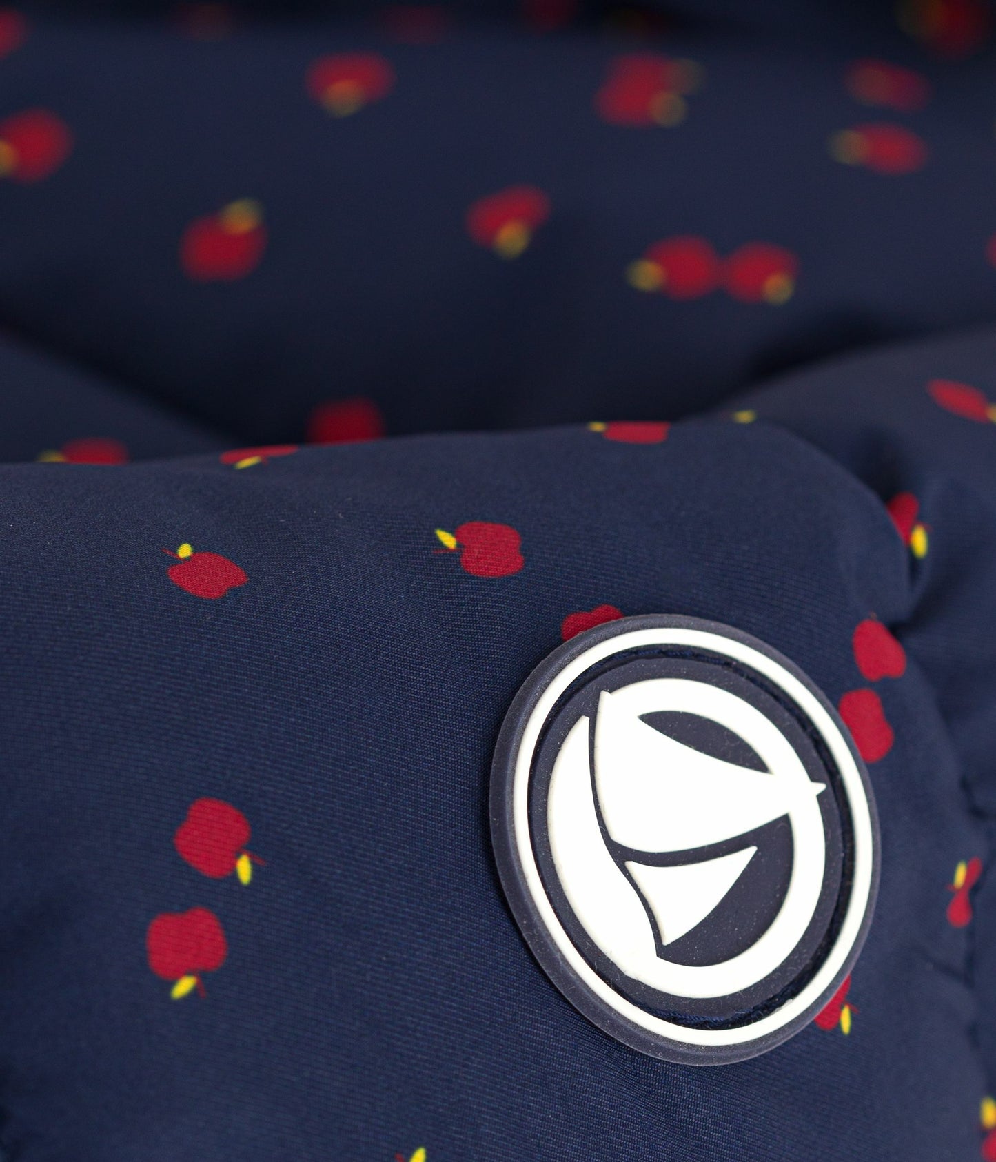 Dunjakke i mørkeblå med æbleprint til børn