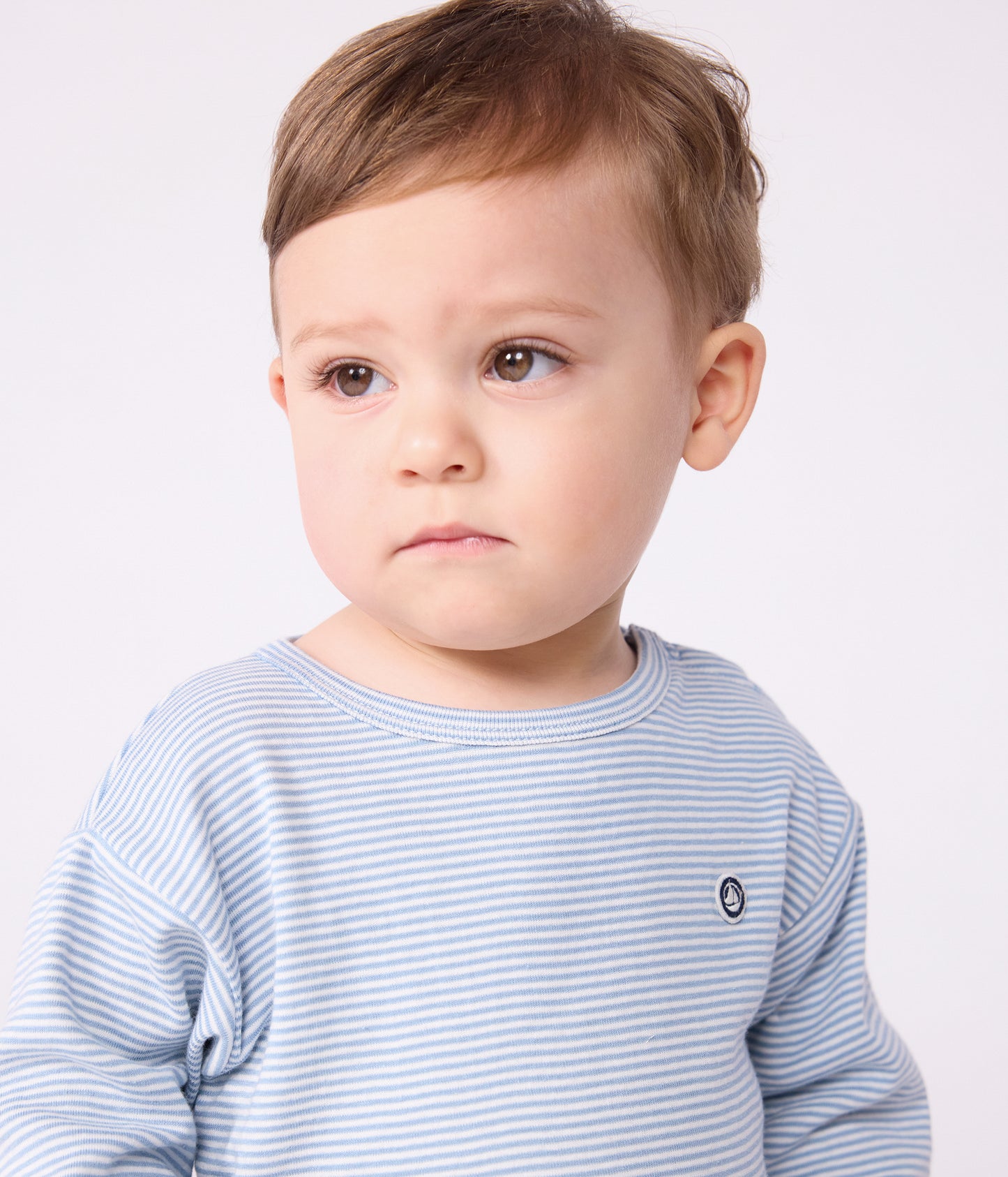 Langærmet t-shirt til baby med lyseblå striber
