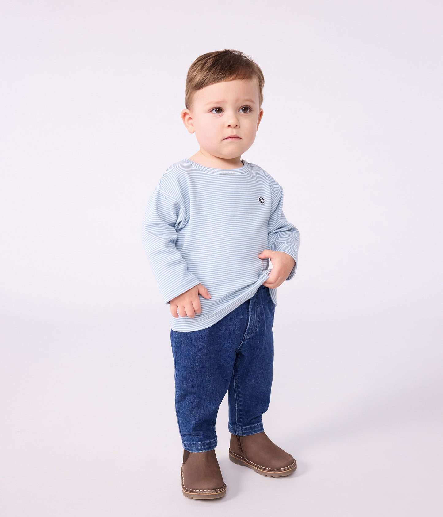 Langærmet t-shirt til baby med lyseblå striber
