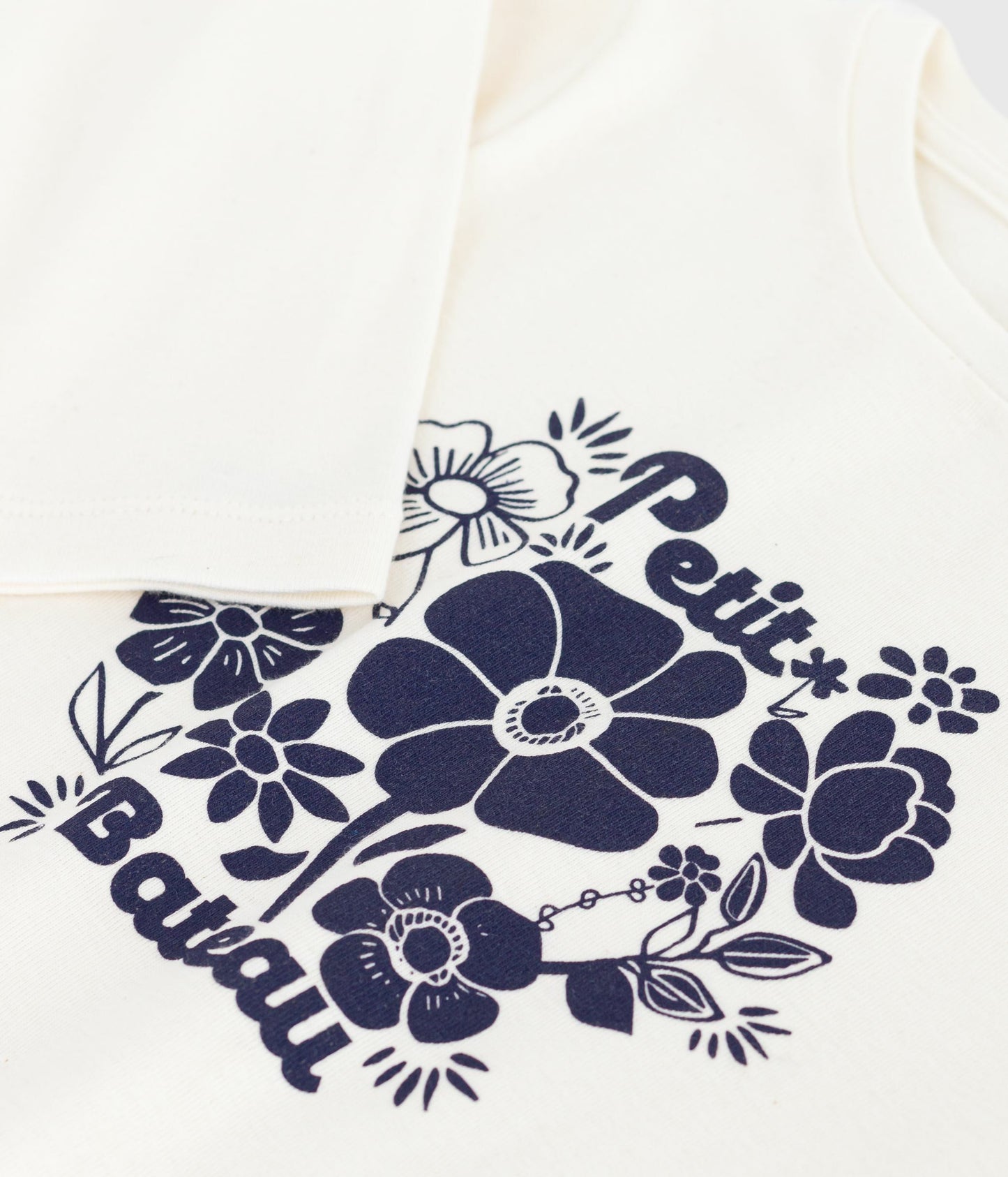 Langærmet t-shirt til piger med blåt blomster motiv