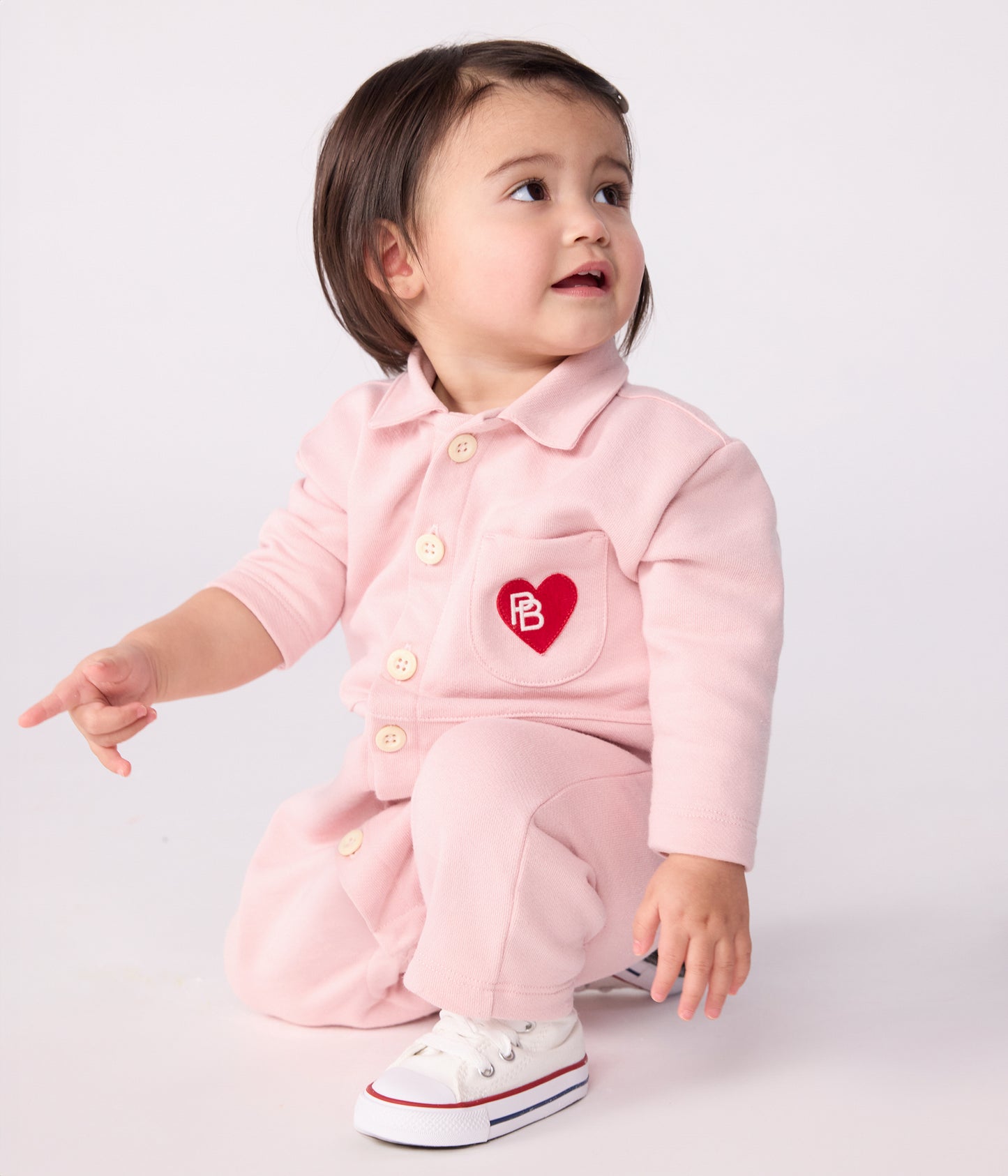 Overalls-inspireret buksedragt i lyserød til baby