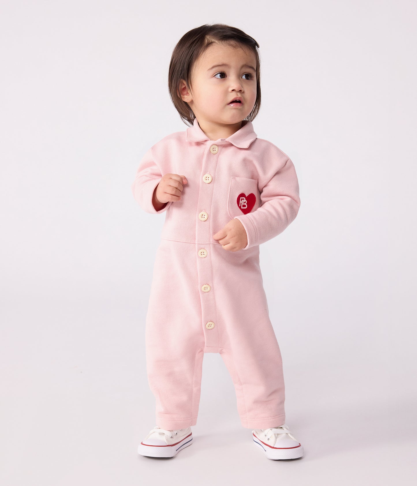 Overalls-inspireret buksedragt i lyserød til baby