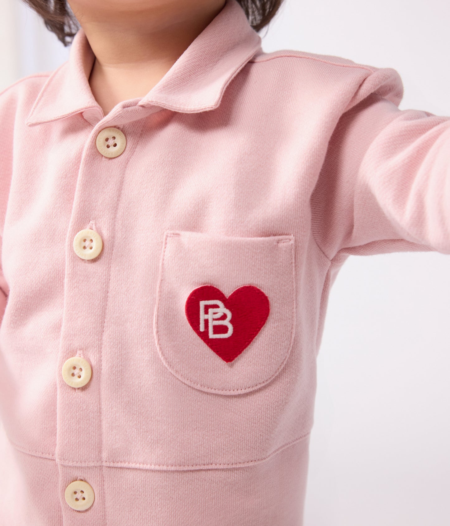 Overalls-inspireret buksedragt i lyserød til baby